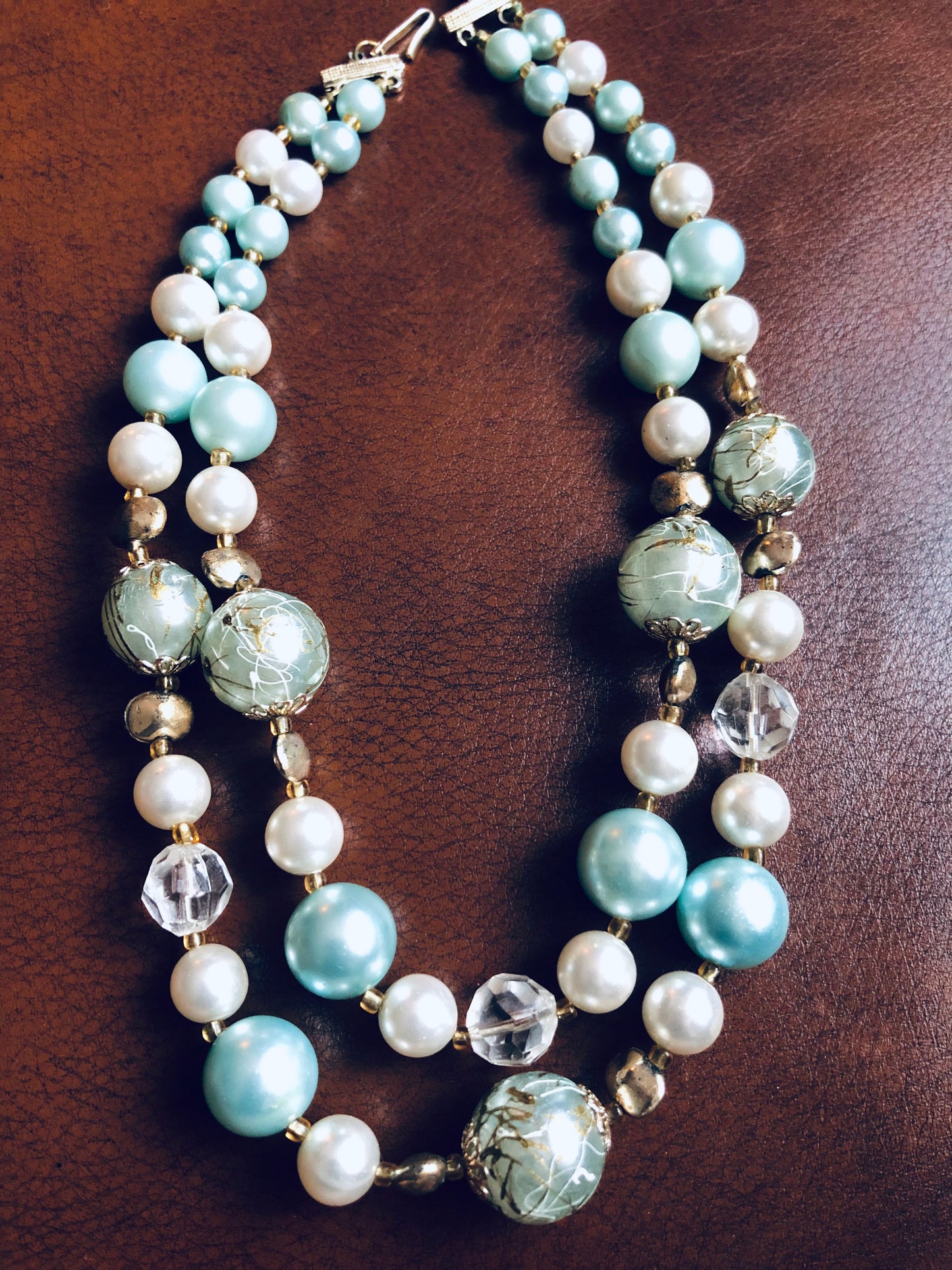 # 75 Ensemble vintage perles bleues et crème – collier 2 rangs + boucles clips