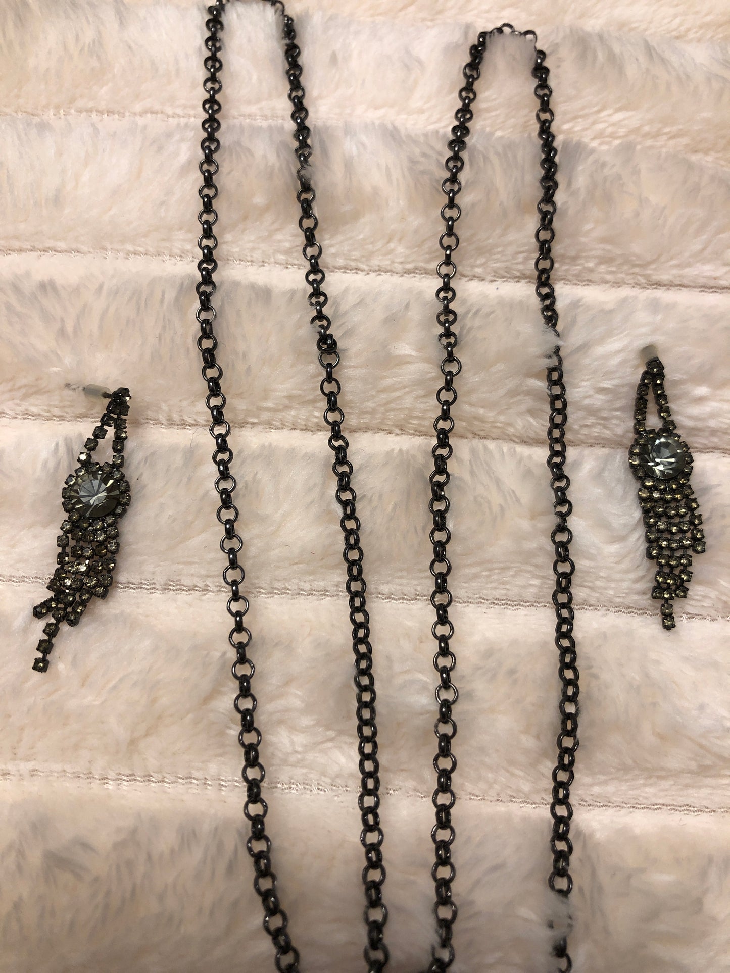 # 70
Parure vintage collier cœur strass noirs et boucles assorties