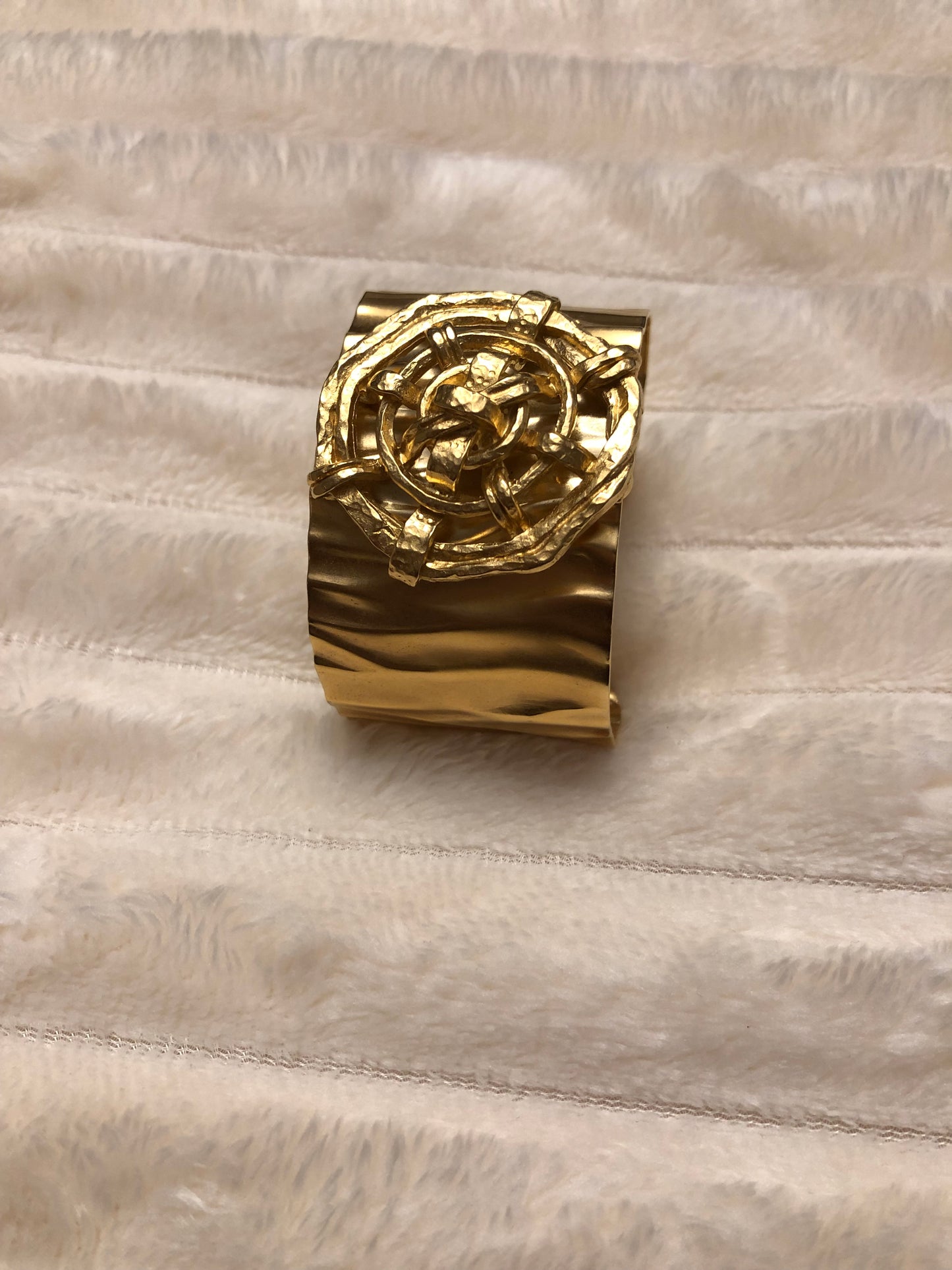 Item 64
Bracelet manchette doré sculptural large
