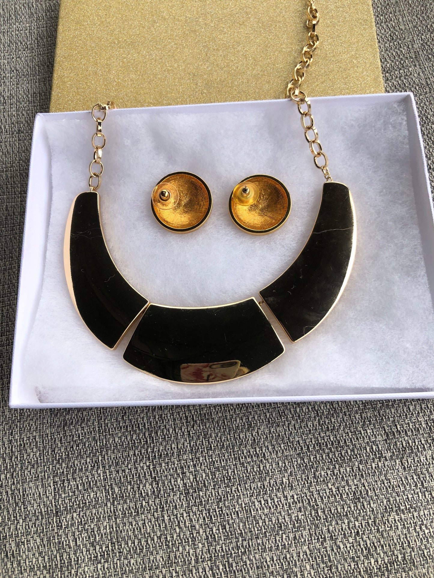 # 8 Ensemble vintage noir et or – collier et boucles d’oreilles