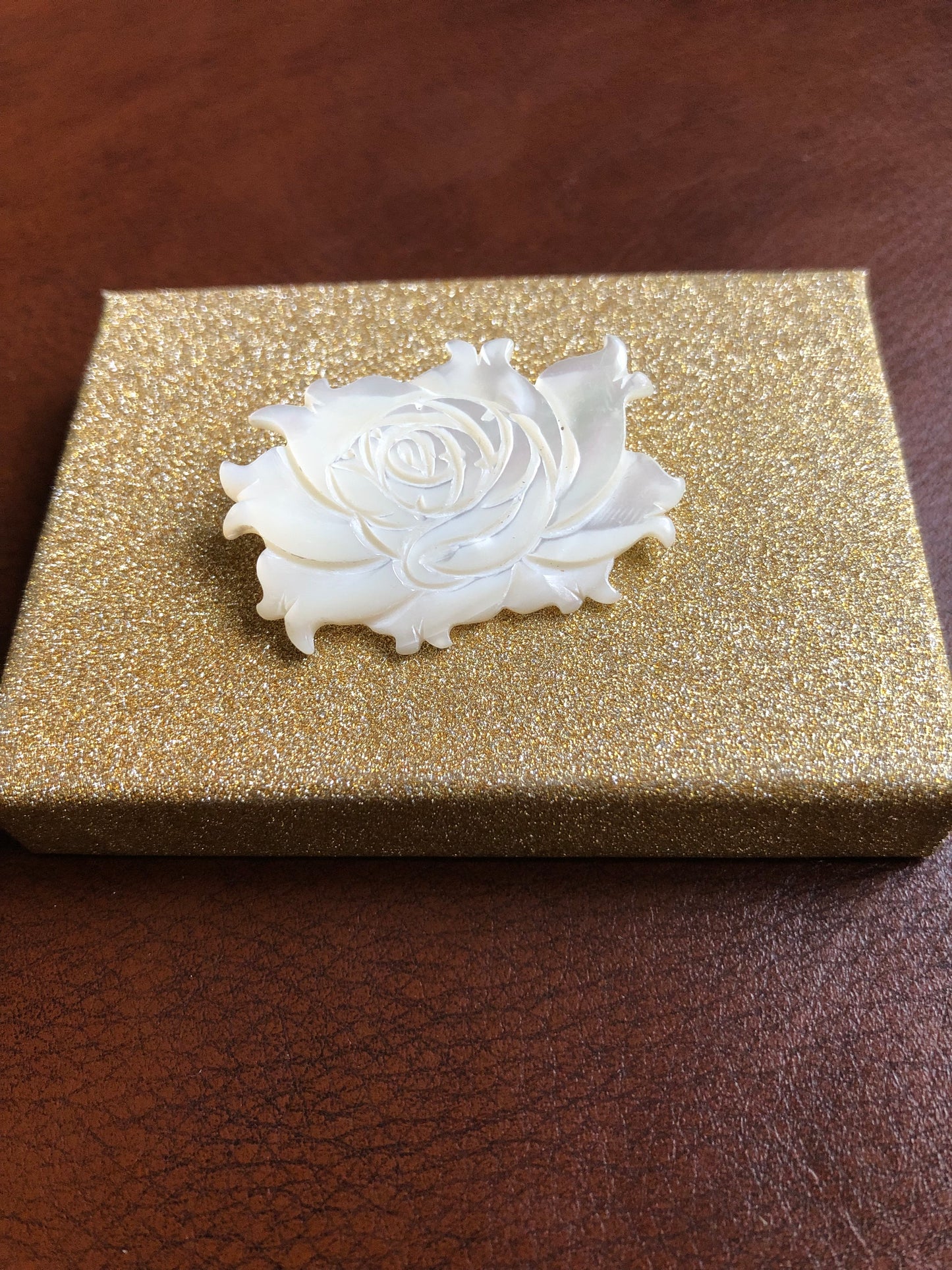 # 78 Broche vintage sculptée – rose blanche en nacre
