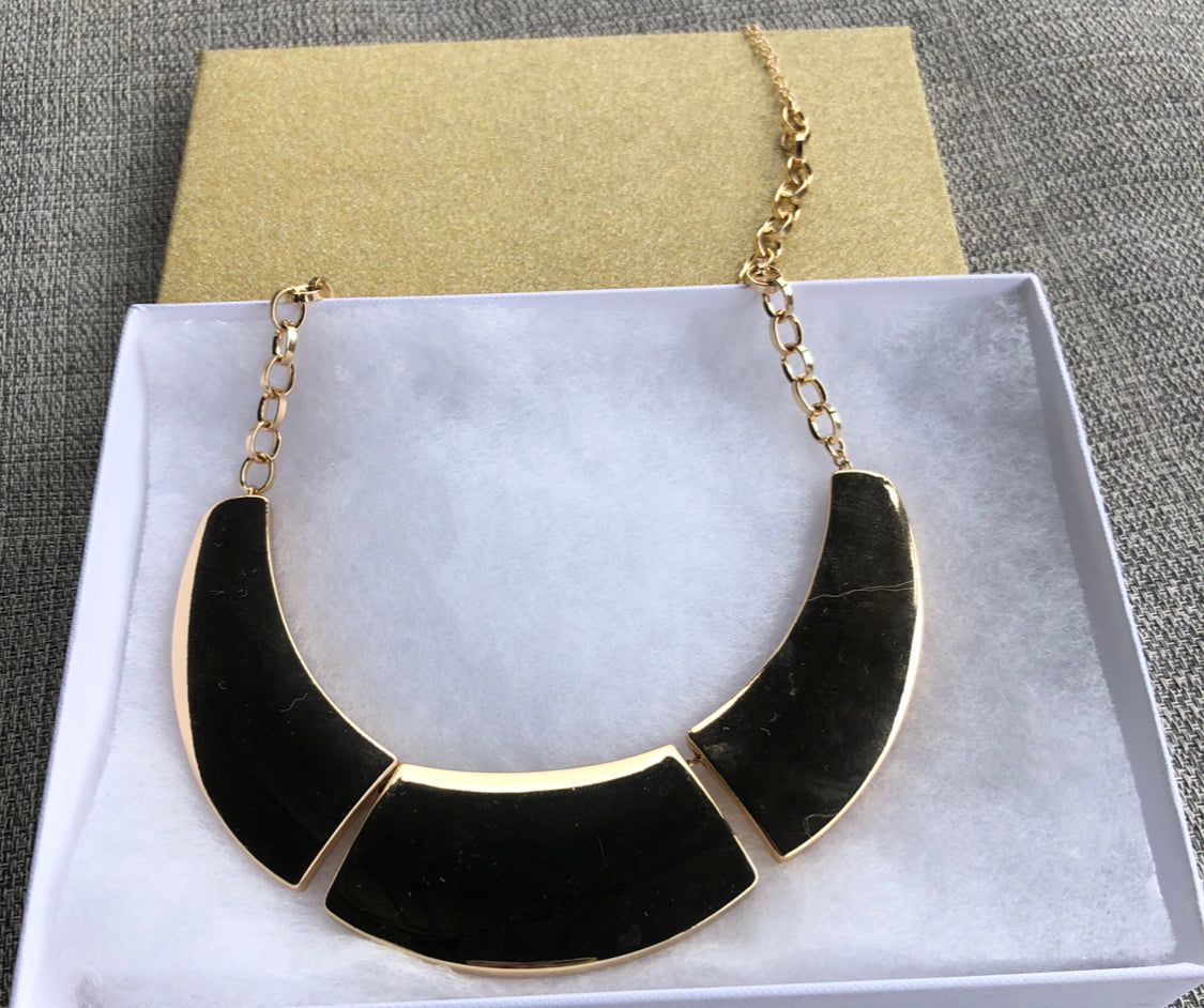 # 8 Ensemble vintage noir et or – collier et boucles d’oreilles