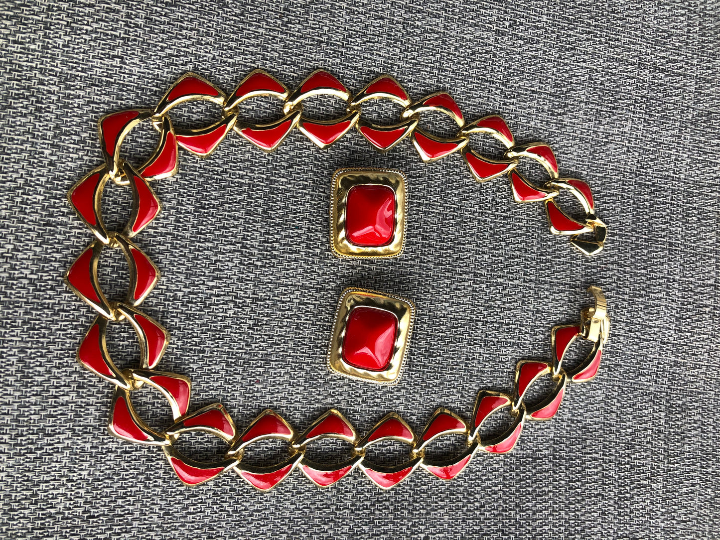 # 6 Ensemble vintage rouge émaillé – collier, bracelet et boucles d’oreilles