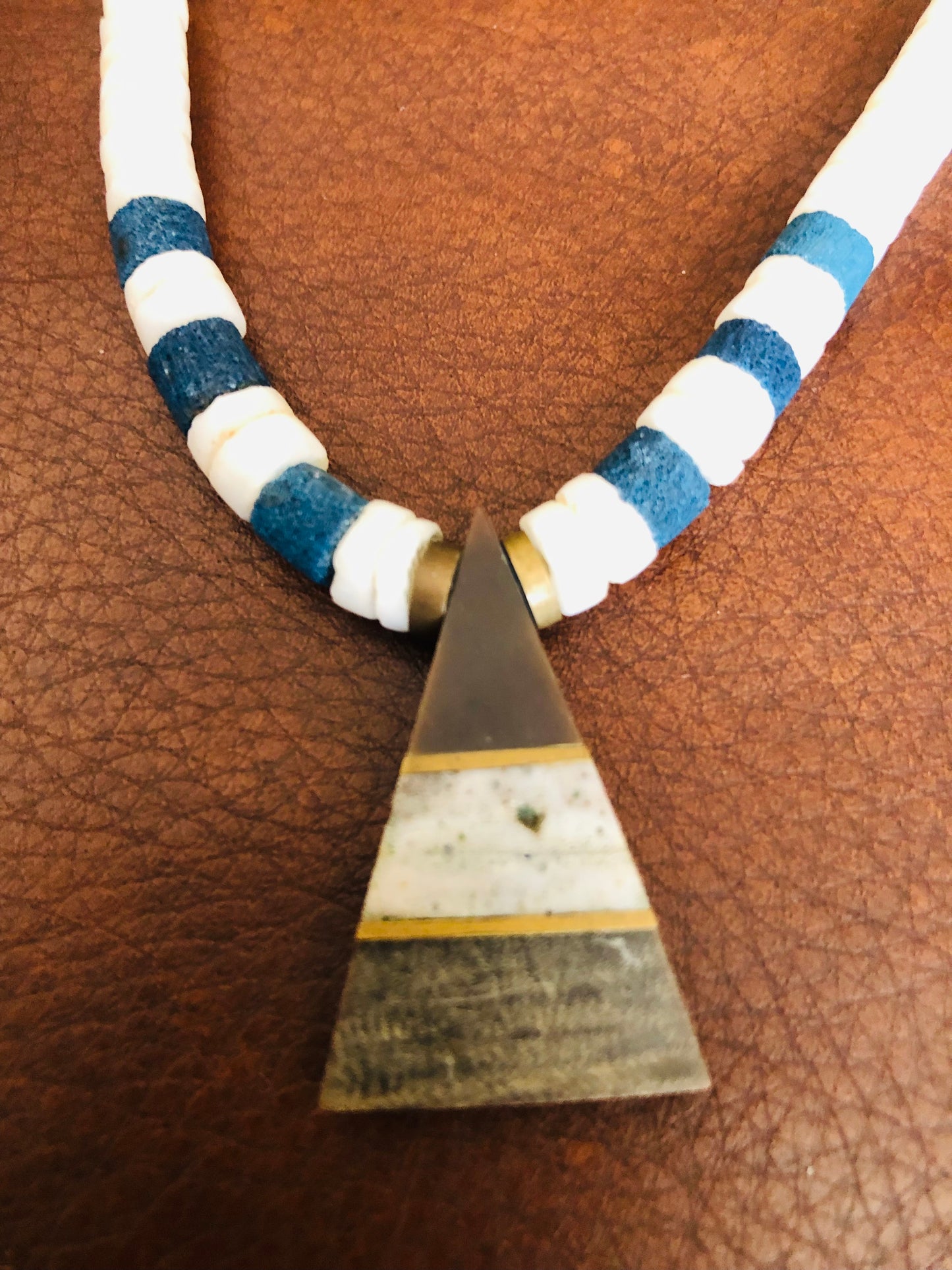 # 60Collier ethnique perlé bleu et ivoire avec pendentif triangulaire