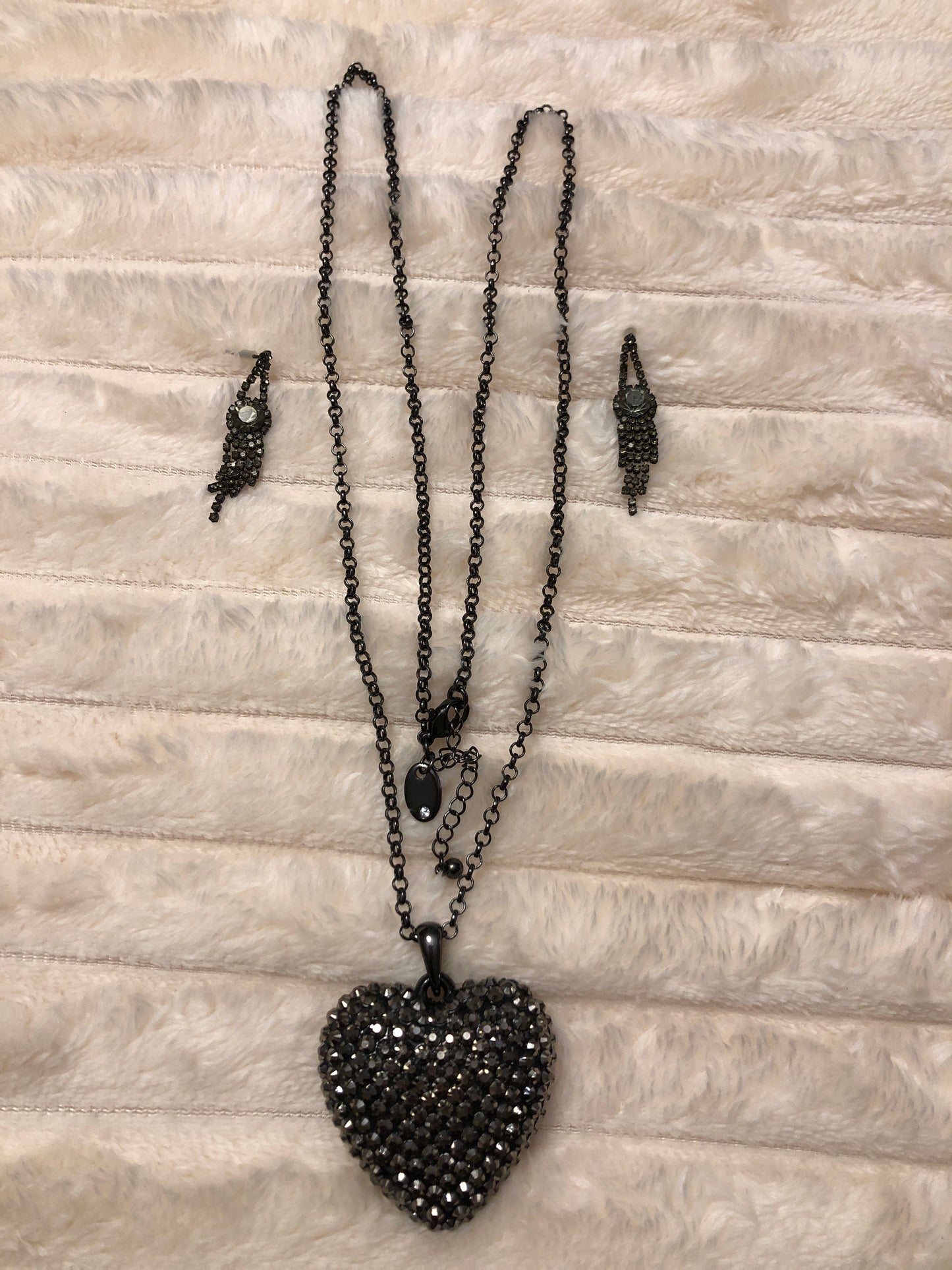 # 70
Parure vintage collier cœur strass noirs et boucles assorties