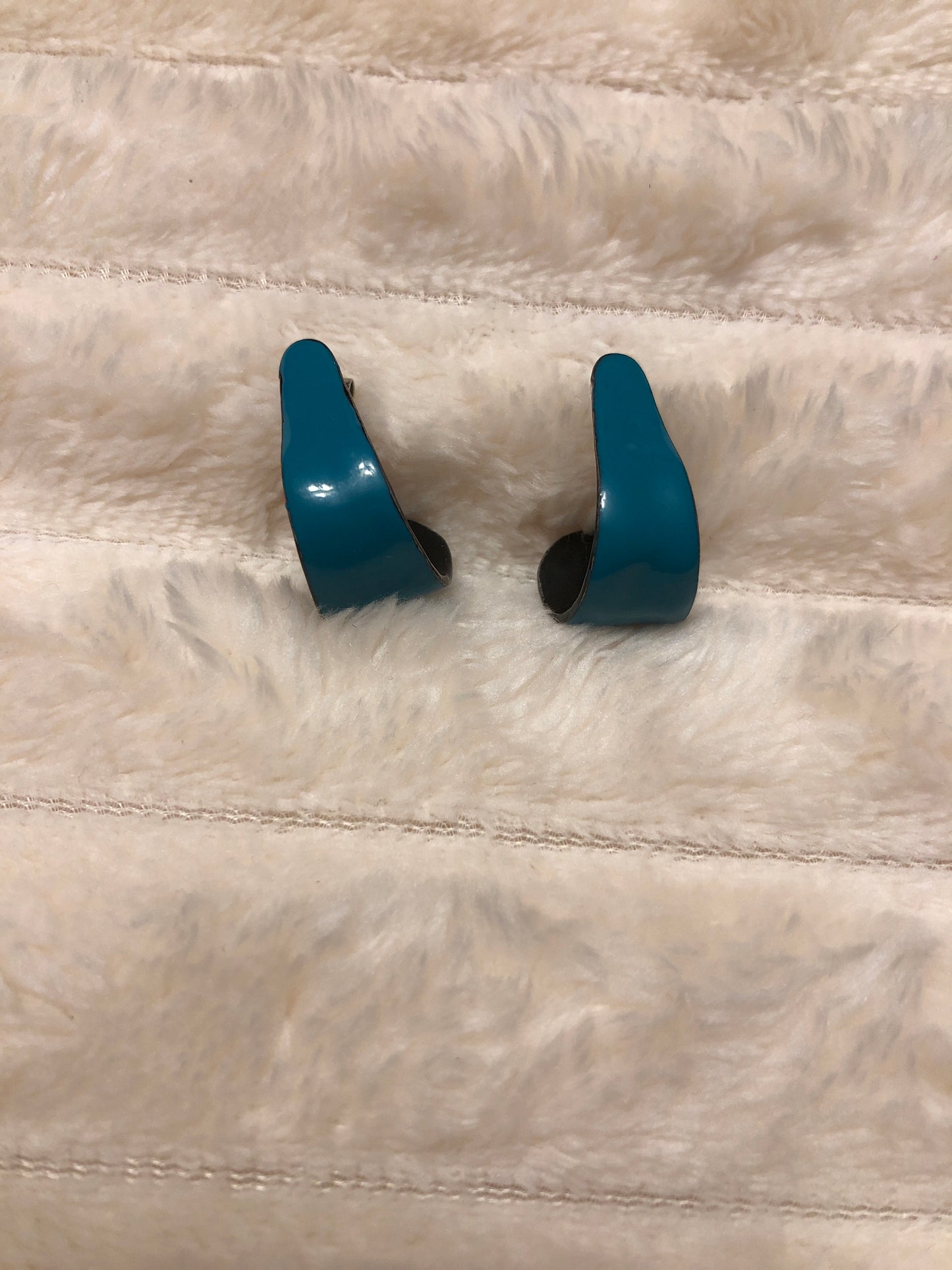 Boucles d’oreilles demi-créoles vintage résine turquoise