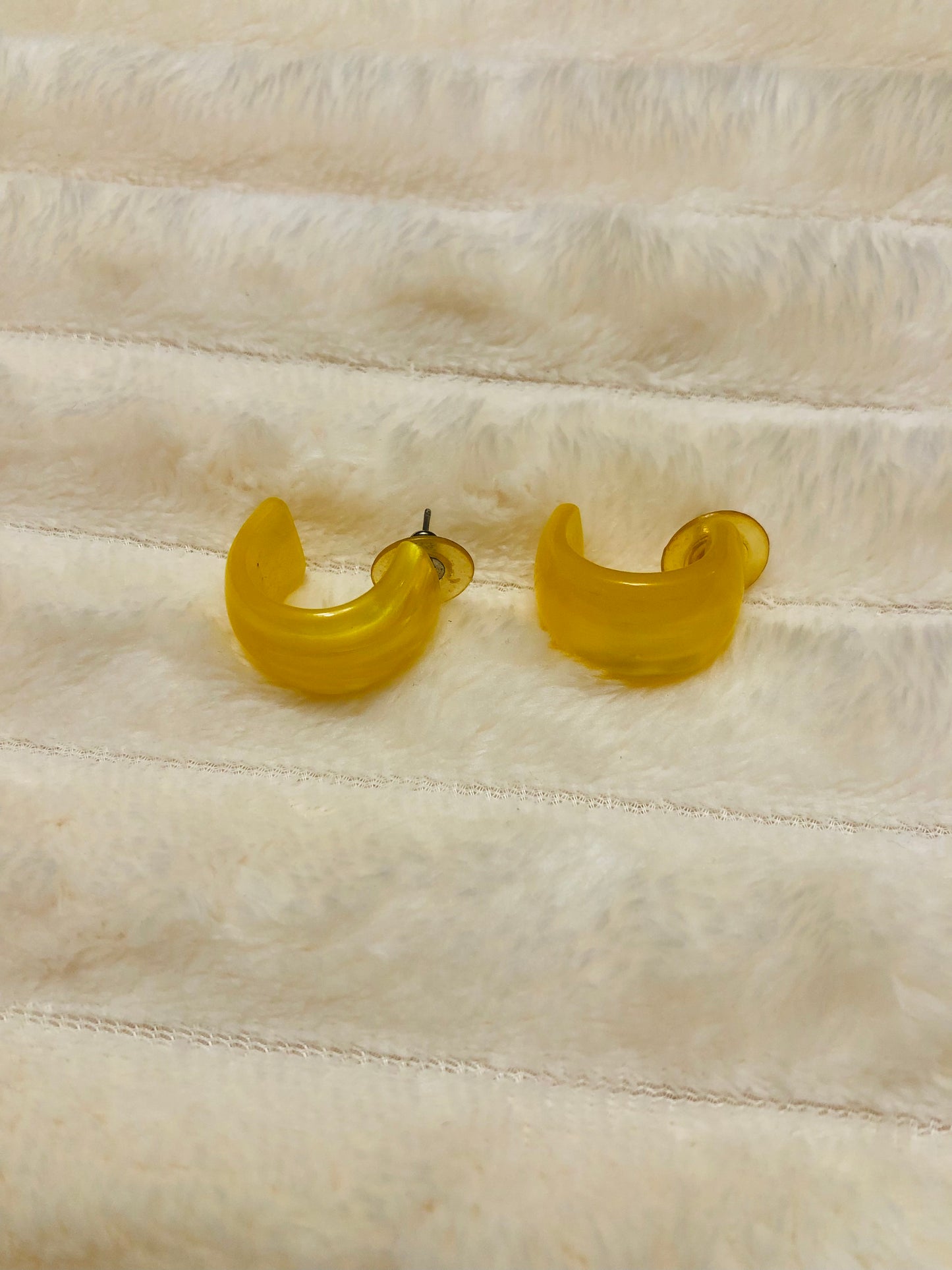 Créoles résine jaune — style minimaliste / statement