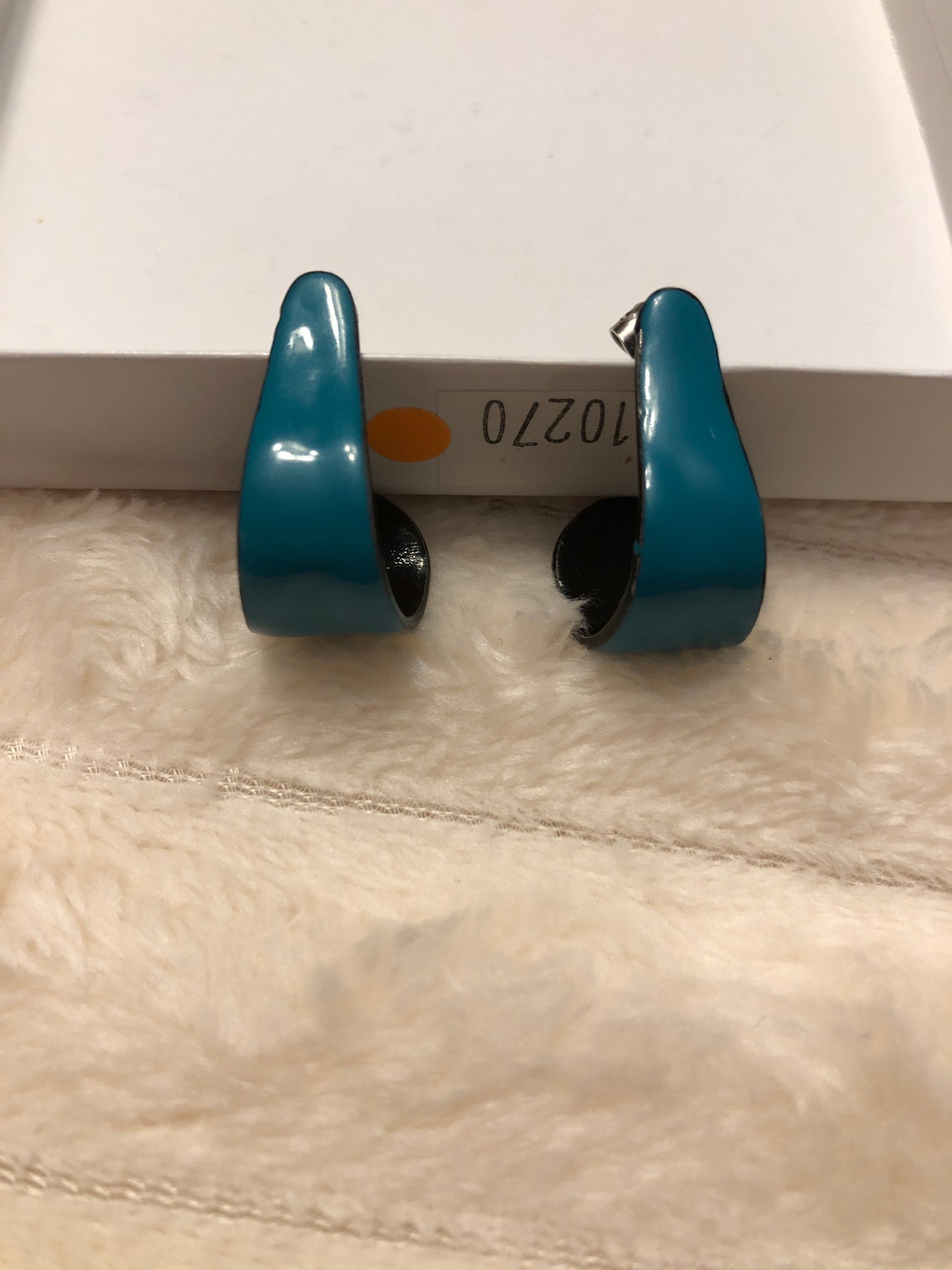 Boucles d’oreilles demi-créoles vintage résine turquoise