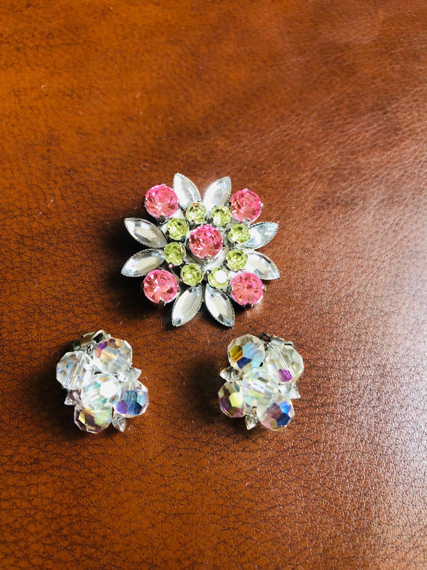 # 82 Ensemble vintage broche fleur rose et boucles clips en cristal aurora borealis