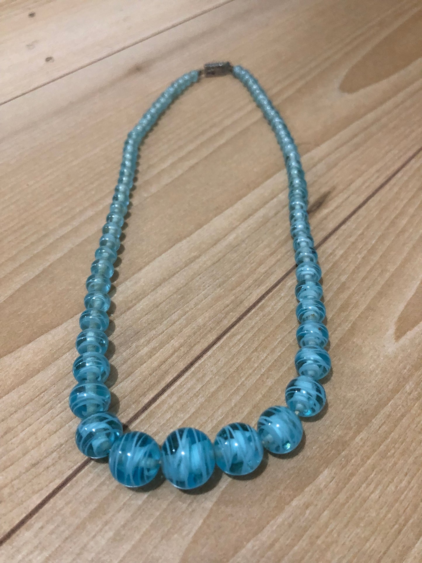# 18 Ensemble vintage bleu turquoise – collier, boucles et broche florale