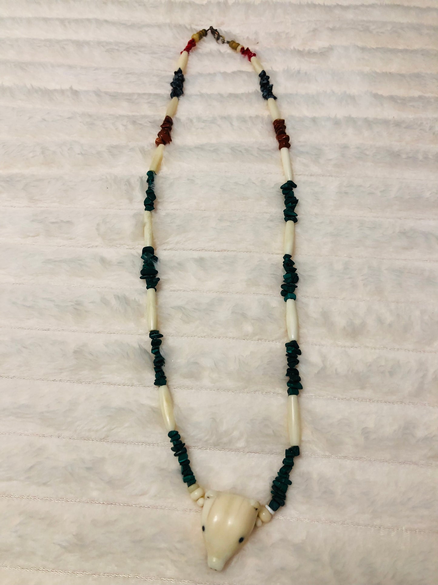 Collier artisanal tête d’ours sculptée et perles multicolores en pierre et os