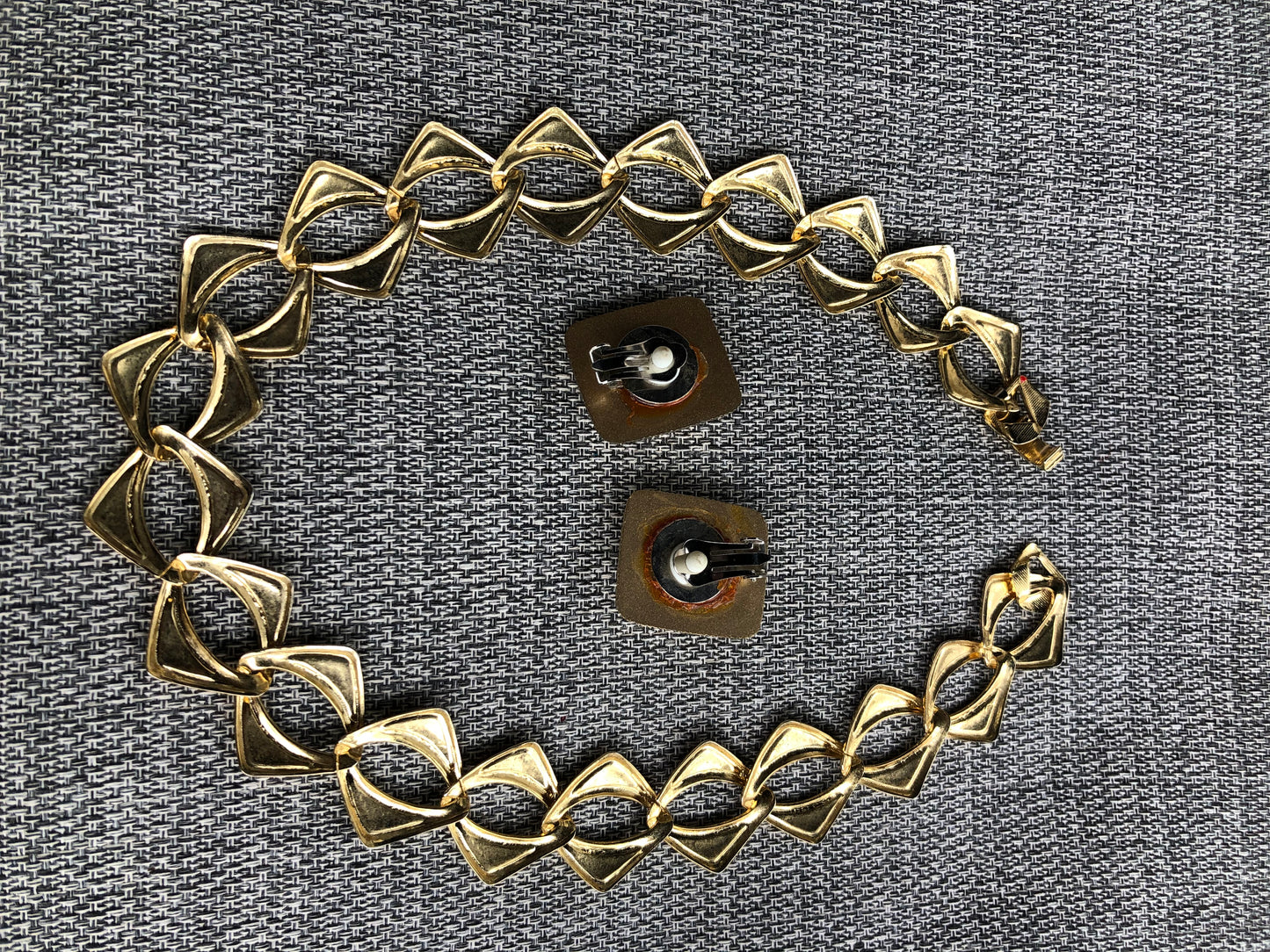 # 6 Ensemble vintage rouge émaillé – collier, bracelet et boucles d’oreilles