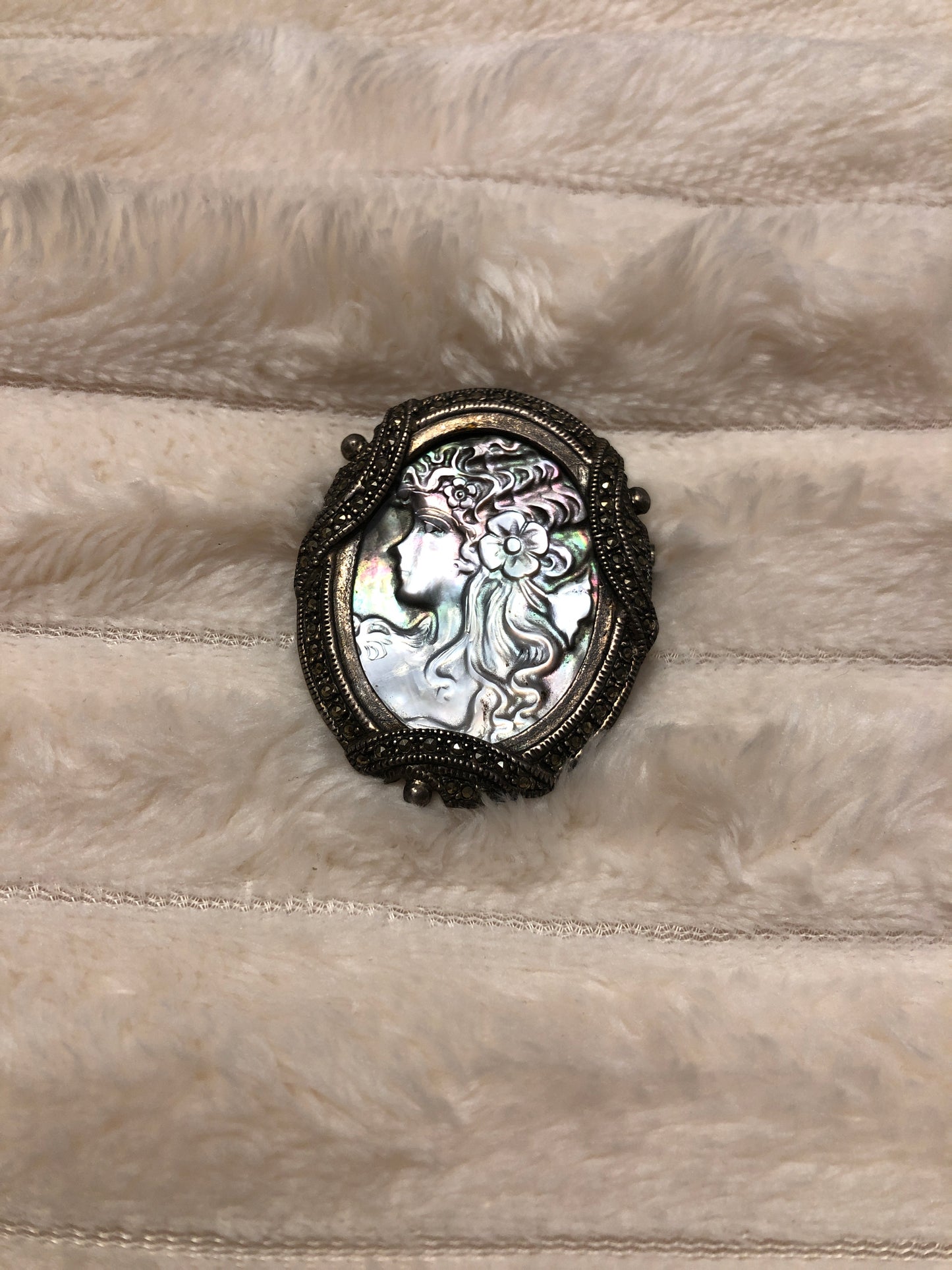 Broche camée vintage en nacre et métal argenté