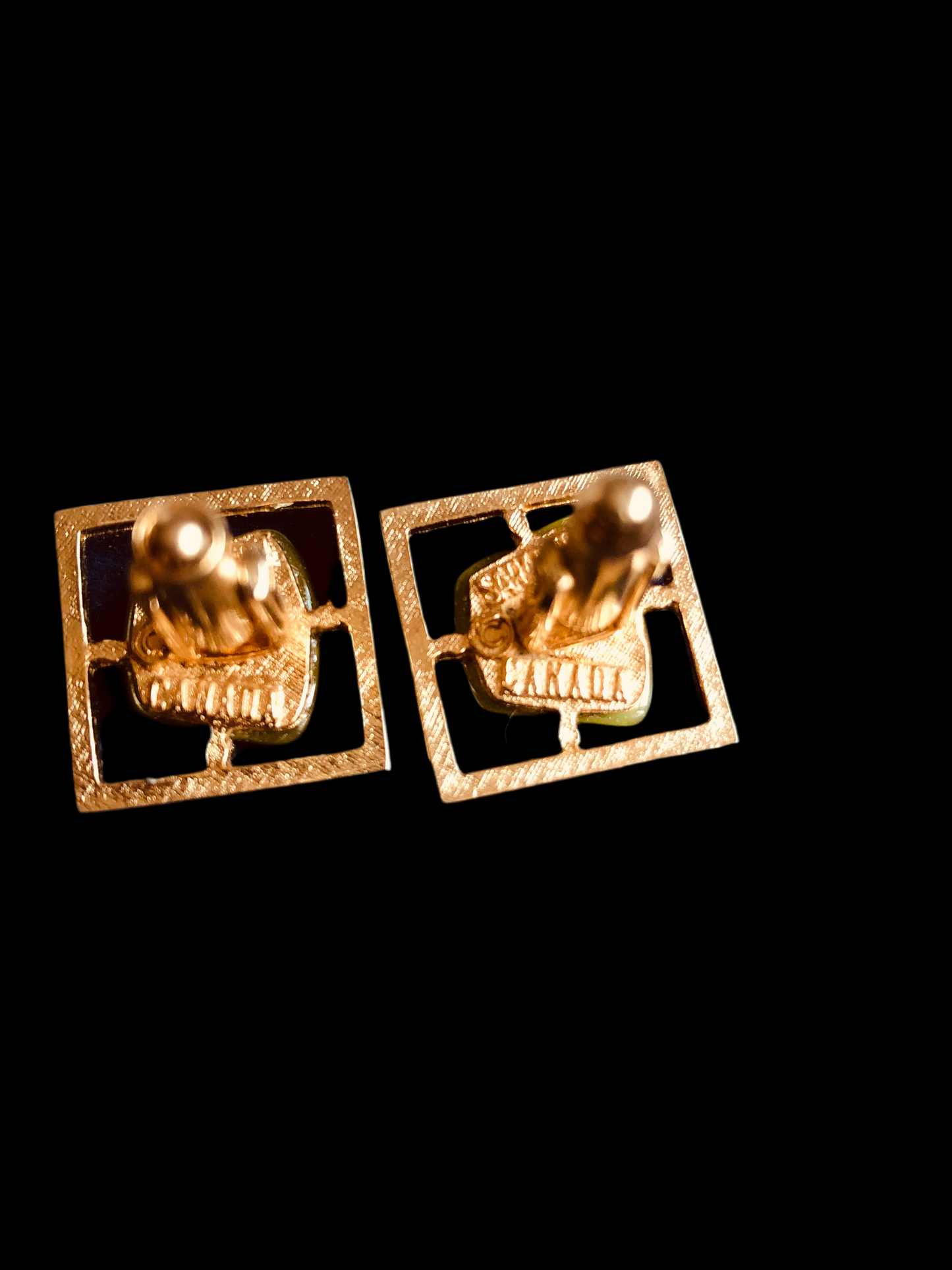 Boutons de manchette vintage en jade vert et métal doré – motif sculpté