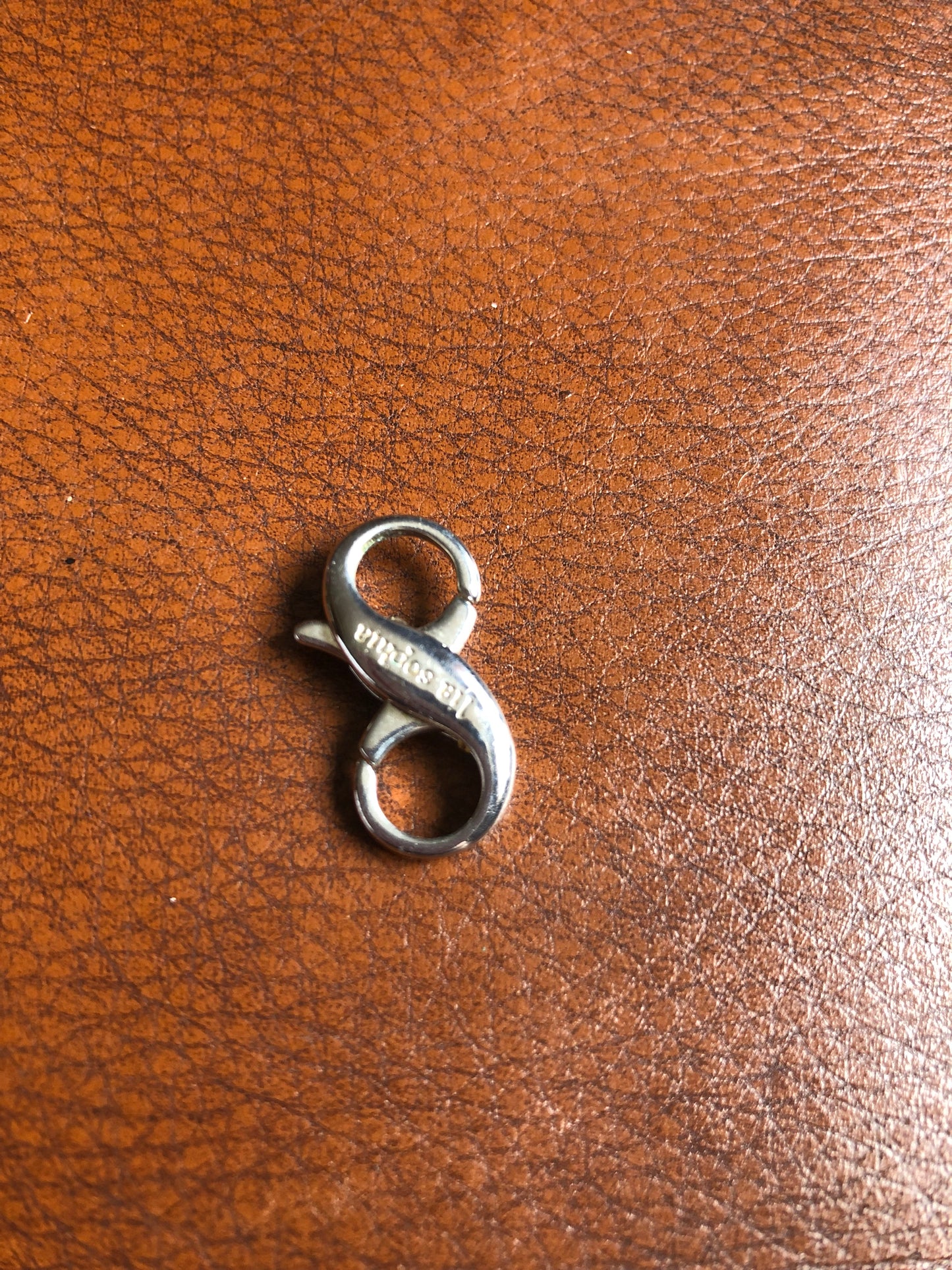 Fermoir pendentif en métal argenté signé lia sophia – style infini