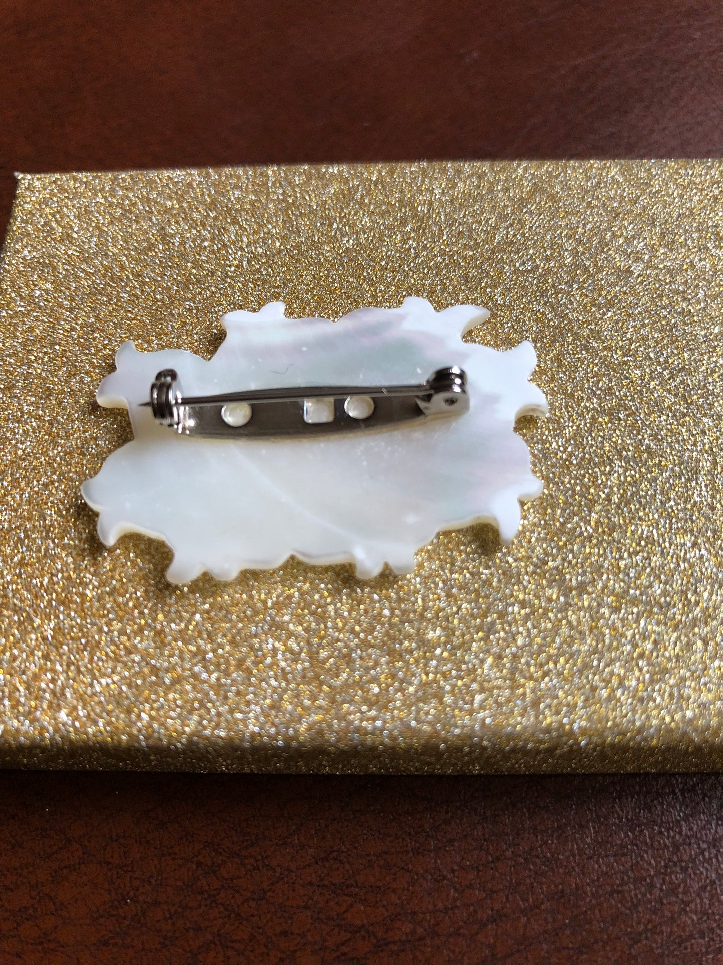 # 78 Broche vintage sculptée – rose blanche en nacre