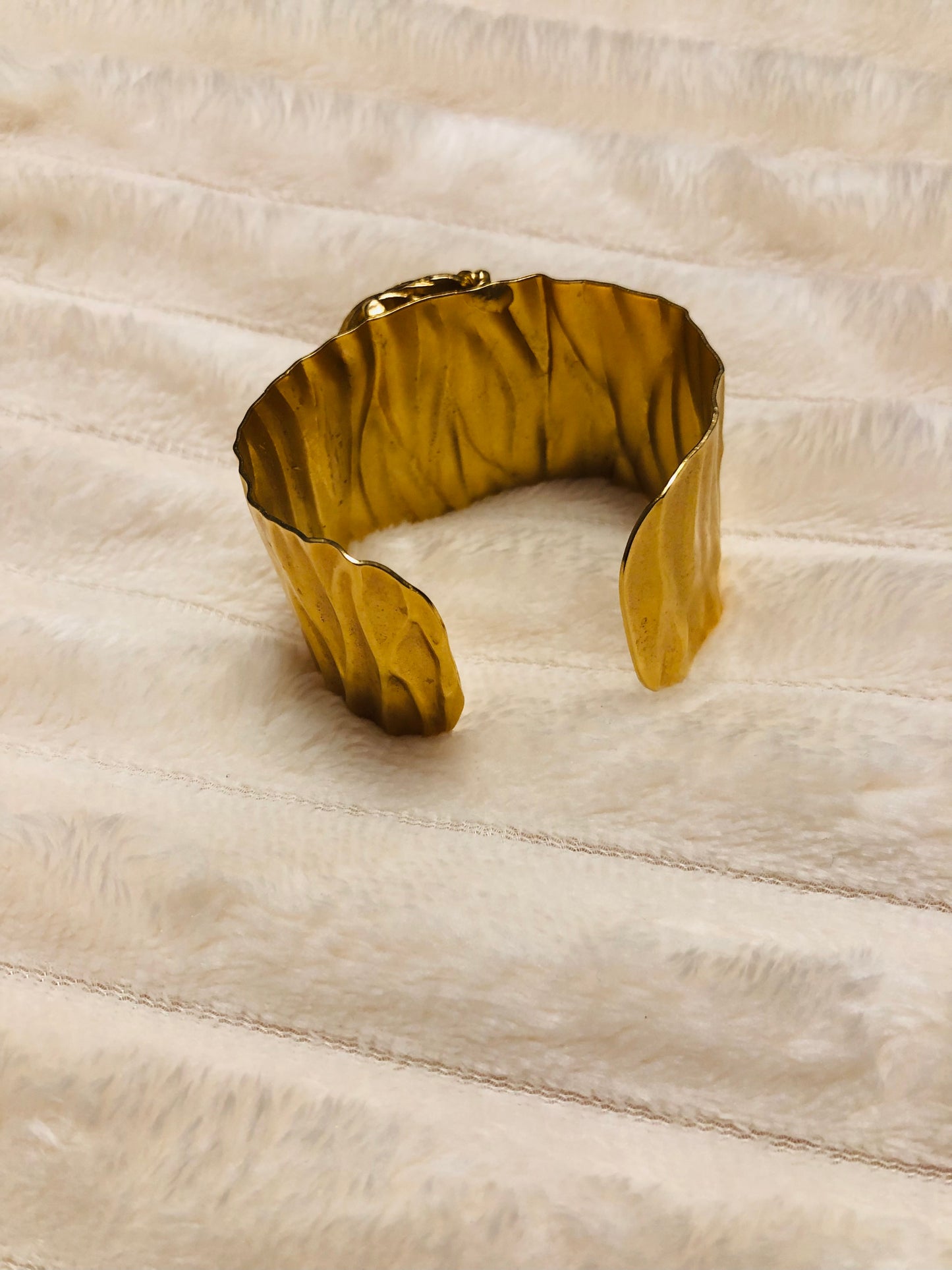 Item 64
Bracelet manchette doré sculptural large