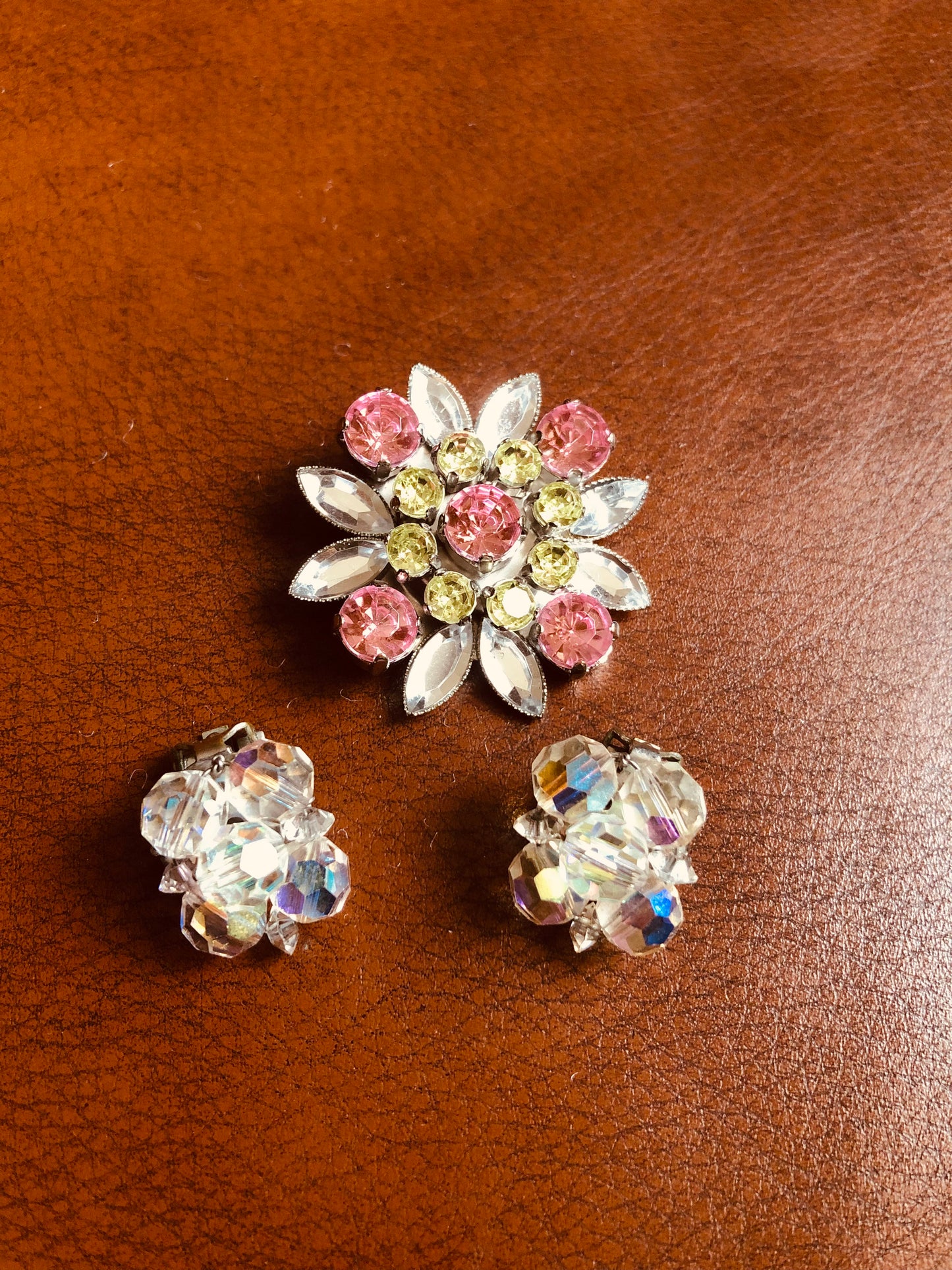 # 82 Ensemble vintage broche fleur rose et boucles clips en cristal aurora borealis