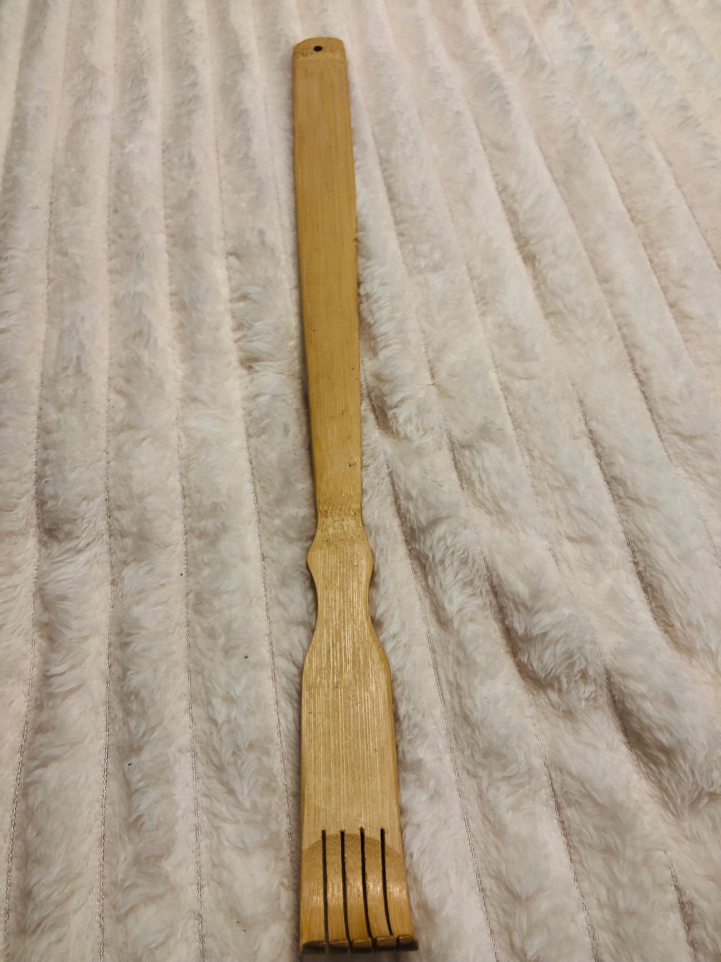 Grattoir à dos en bois décor poires – style artisanal