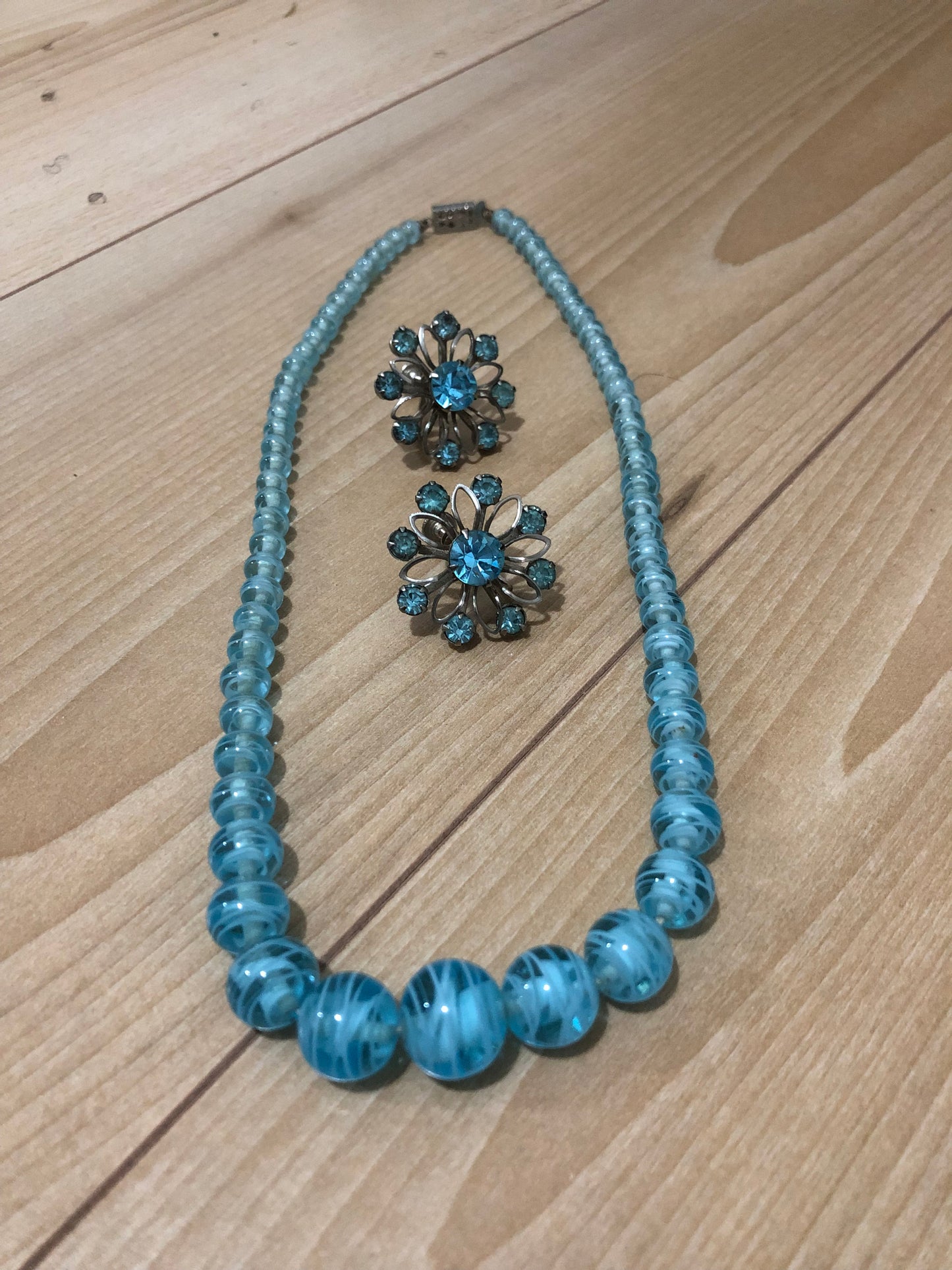 # 18 Ensemble vintage bleu turquoise – collier, boucles et broche florale