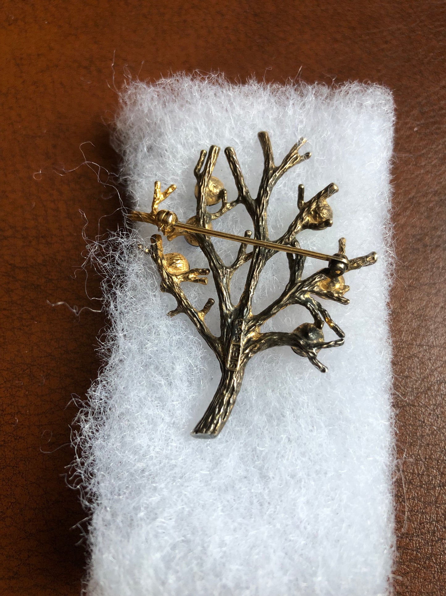 # 88 Broche vintage "Arbre de vie" en laiton doré avec pierres multicolores