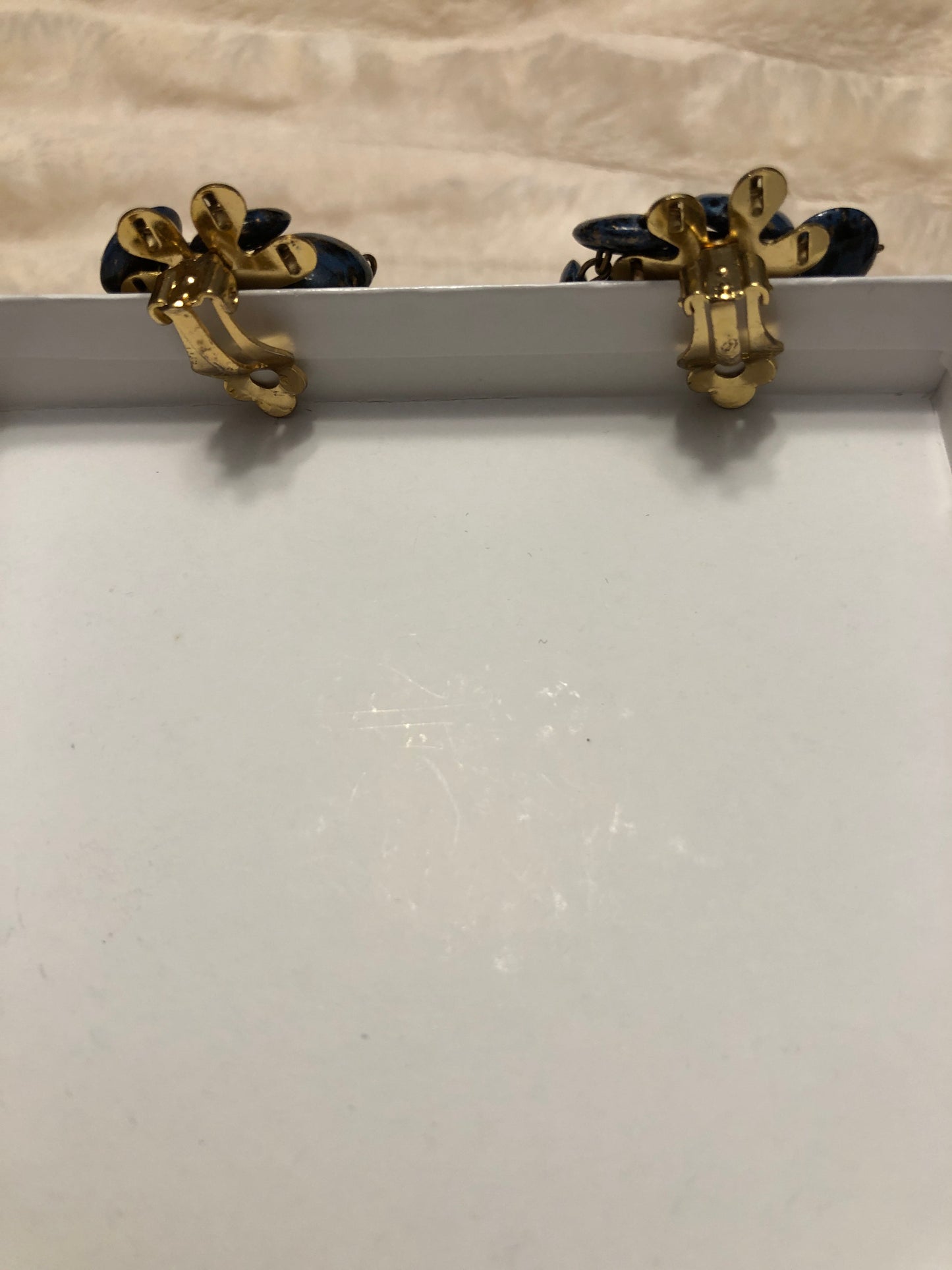 Boucles d’oreilles clip vintage bleues et dorées pendantes