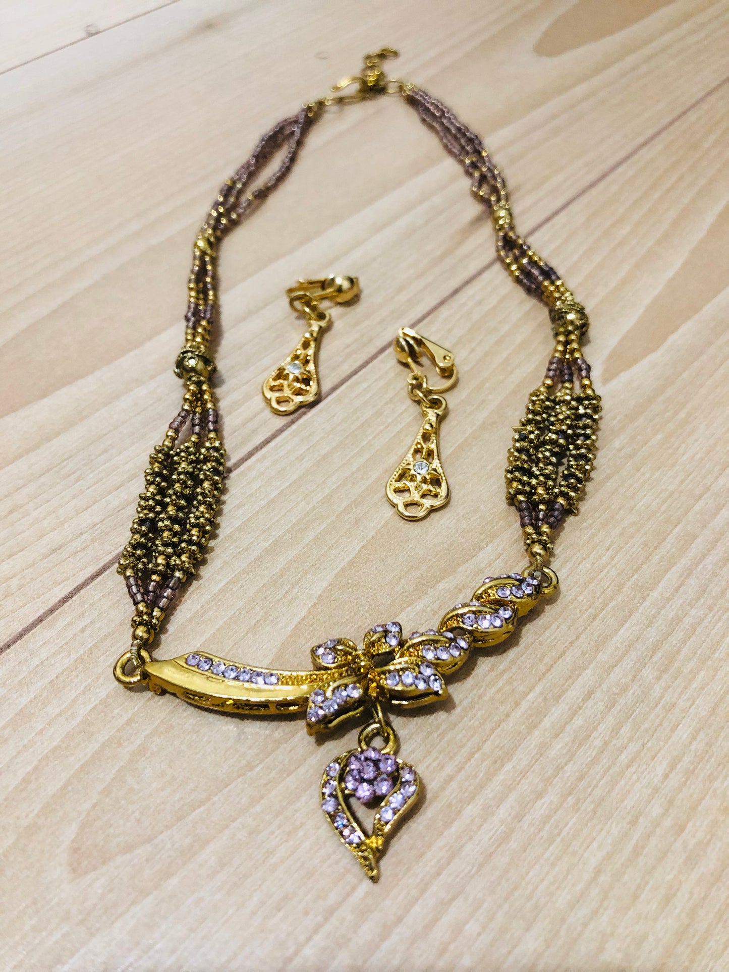 Set vintage collier et boucles d’oreilles dorés avec strass violets et perles fines