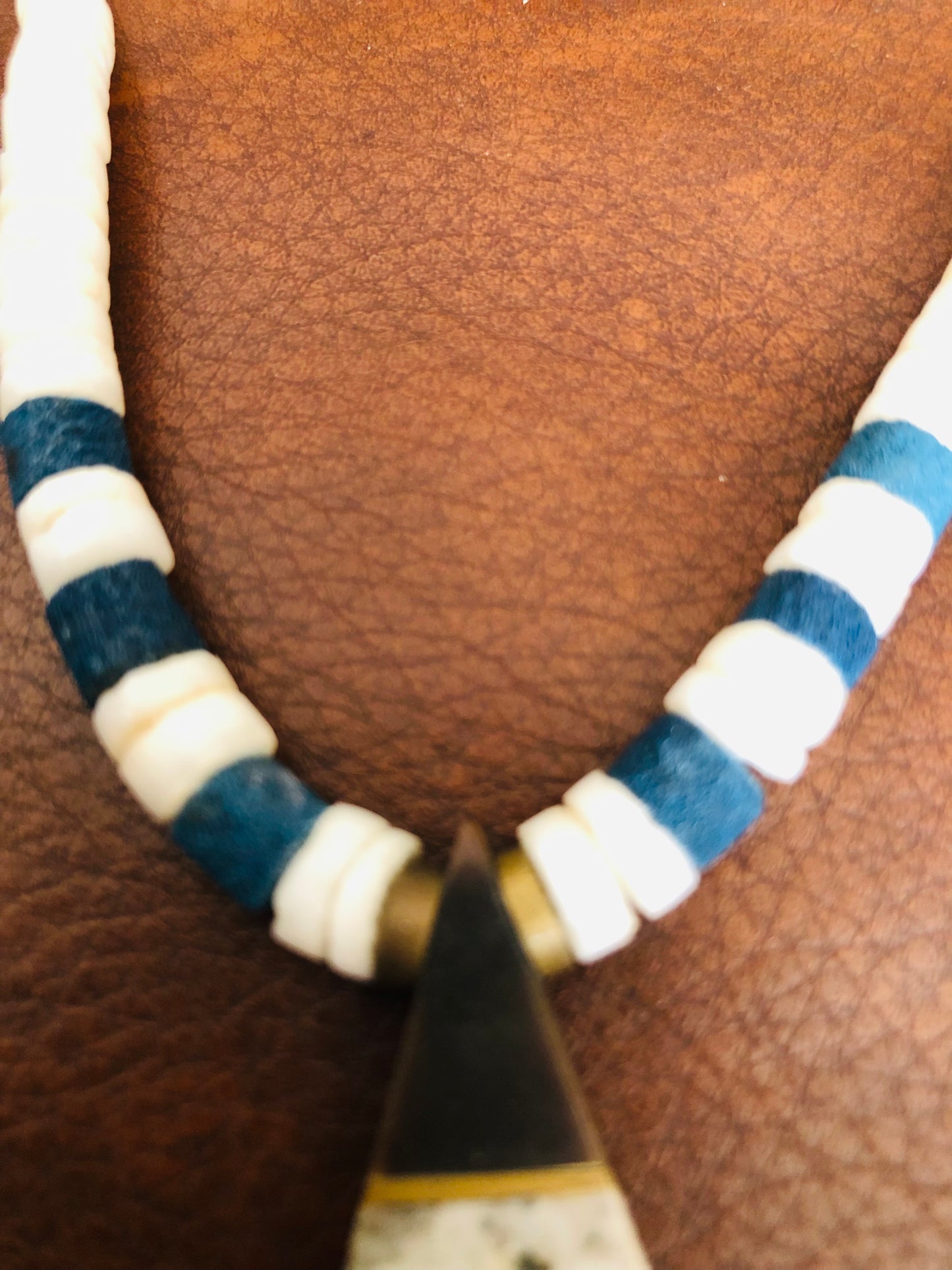# 60Collier ethnique perlé bleu et ivoire avec pendentif triangulaire