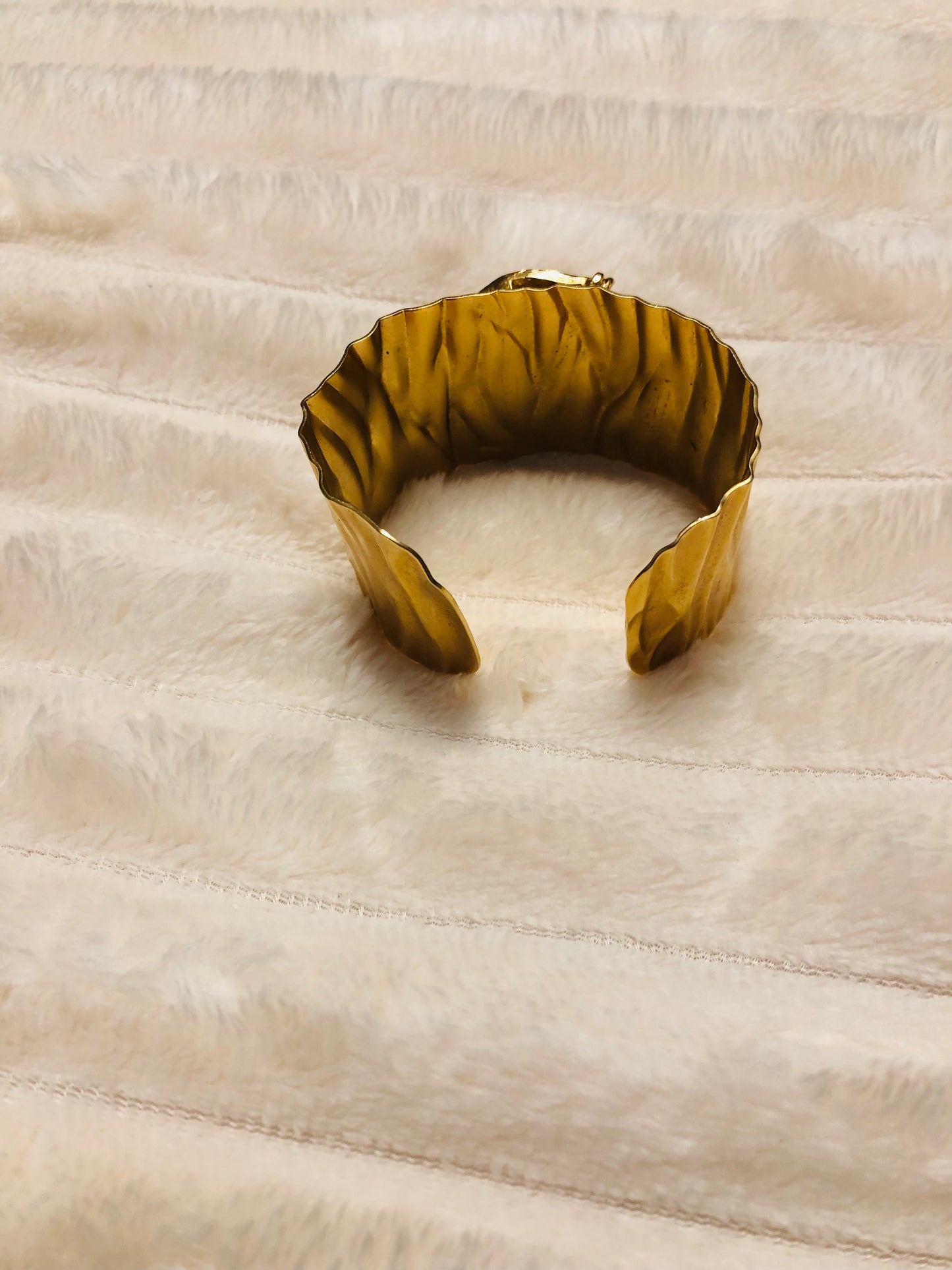Item 64
Bracelet manchette doré sculptural large