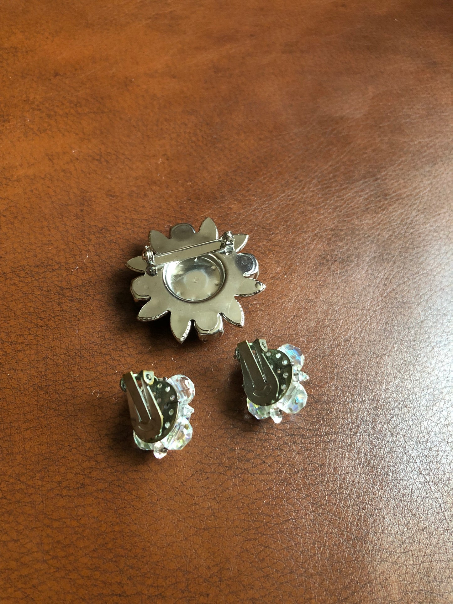 # 82 Ensemble vintage broche fleur rose et boucles clips en cristal aurora borealis