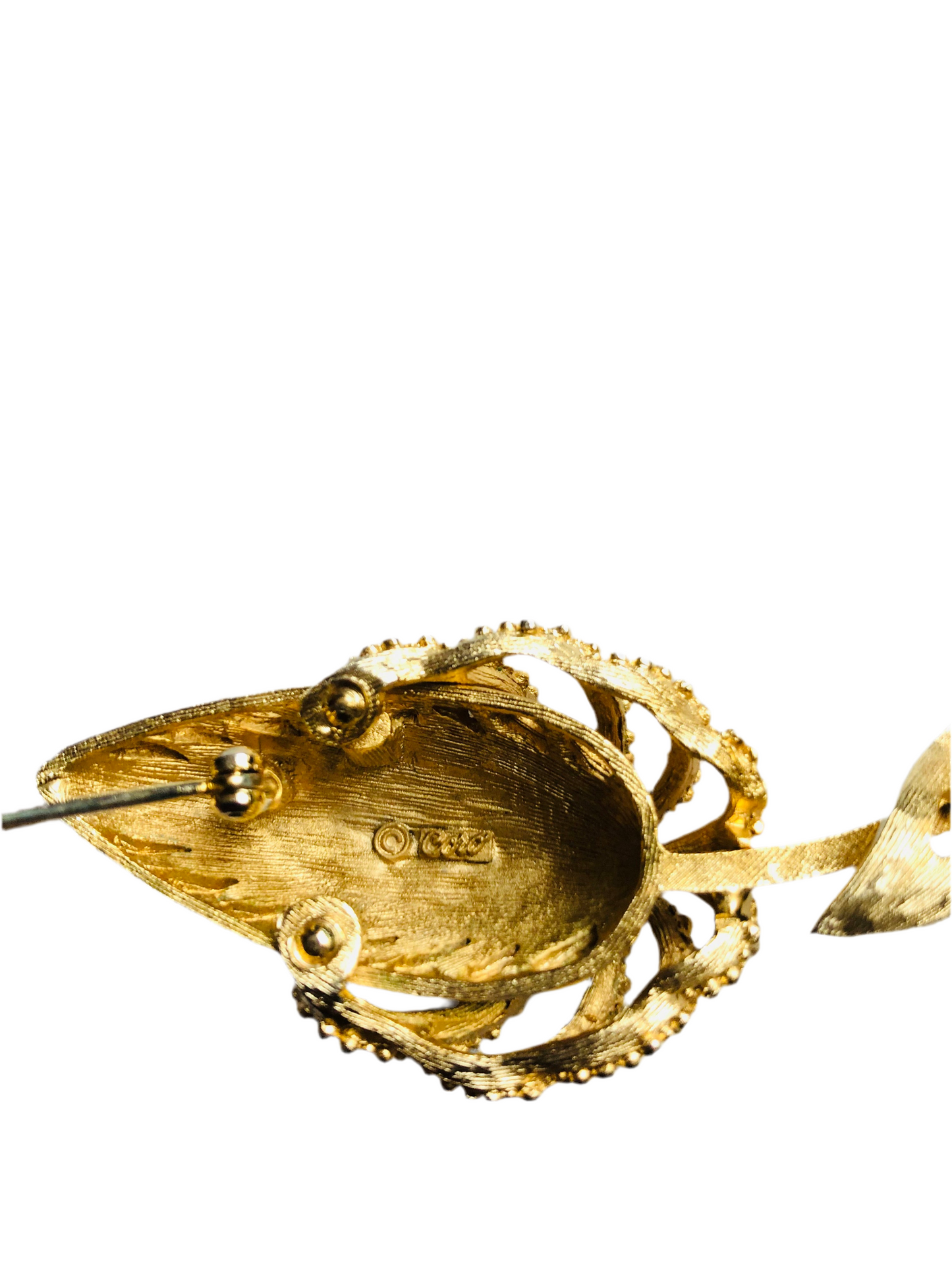 Broche vintage en forme de feuille dorée signée Coro