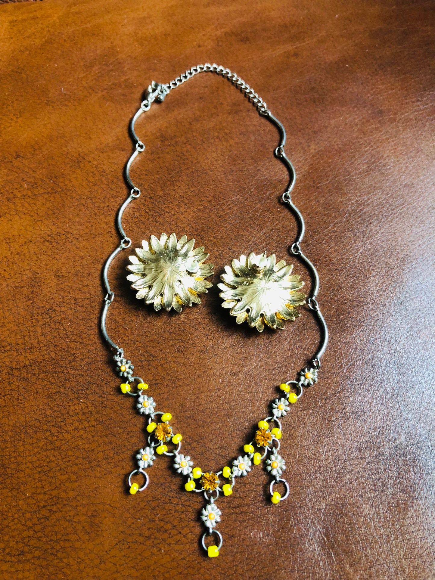 # 92 Ensemble vintage marguerites jaunes – collier et boucles d’oreilles
