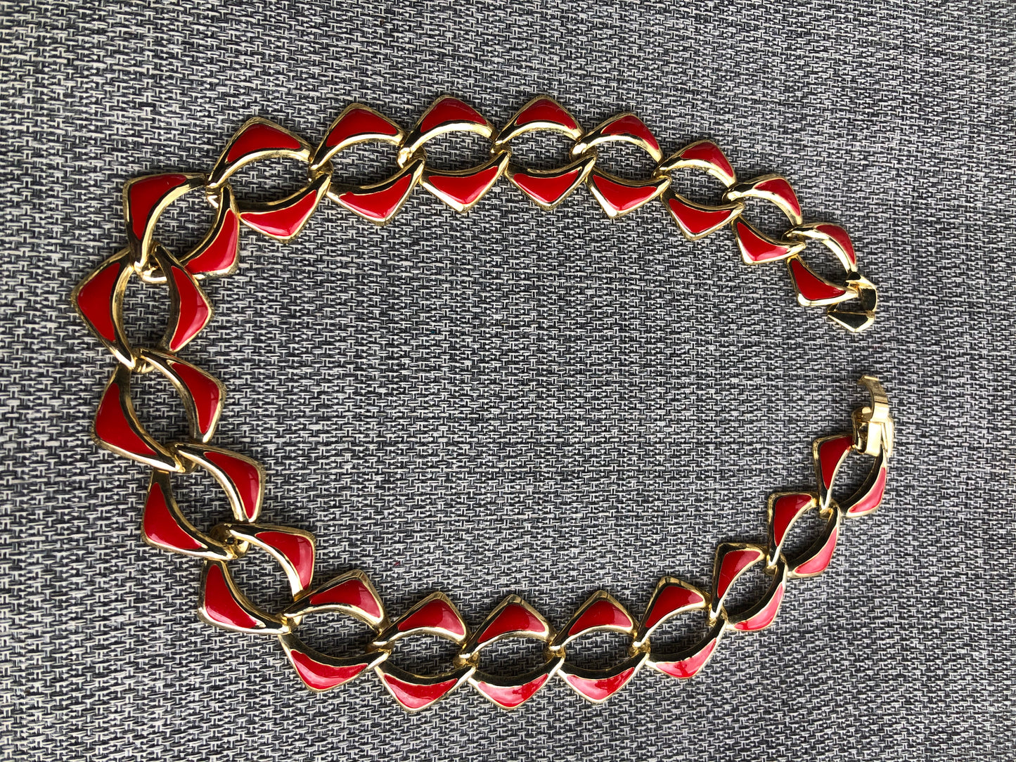 # 6 Ensemble vintage rouge émaillé – collier, bracelet et boucles d’oreilles