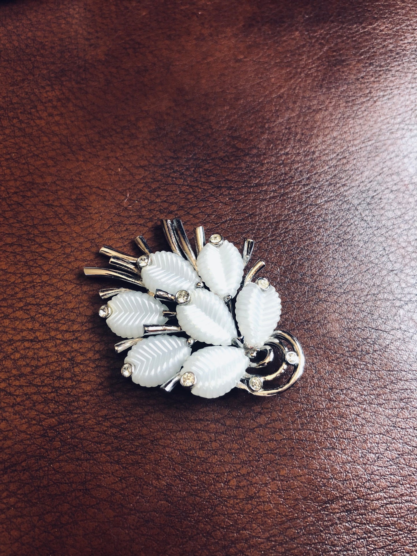 Broche vintage Marboux – Feuilles blanches sculptées et strass