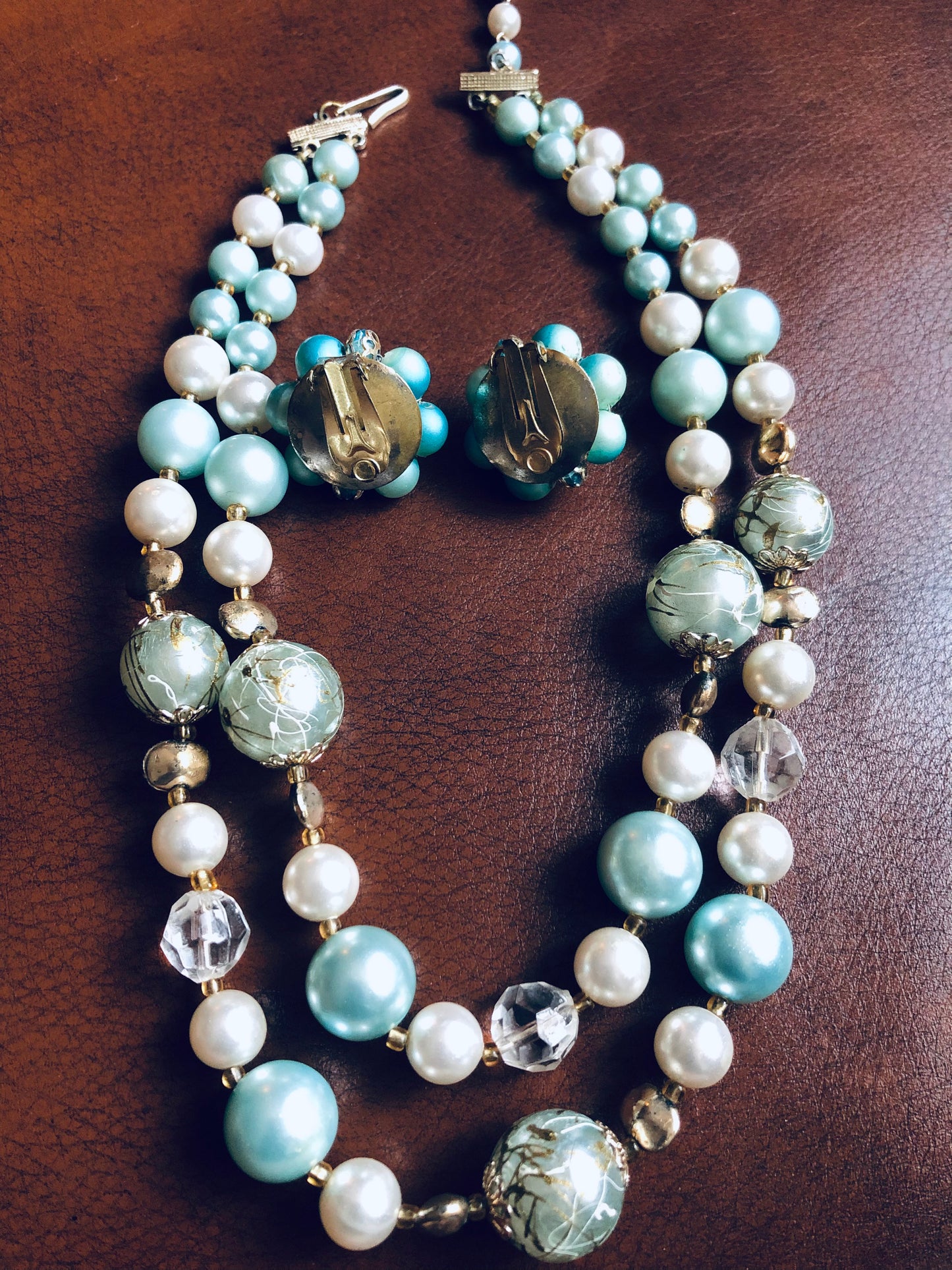 # 75 Ensemble vintage perles bleues et crème – collier 2 rangs + boucles clips