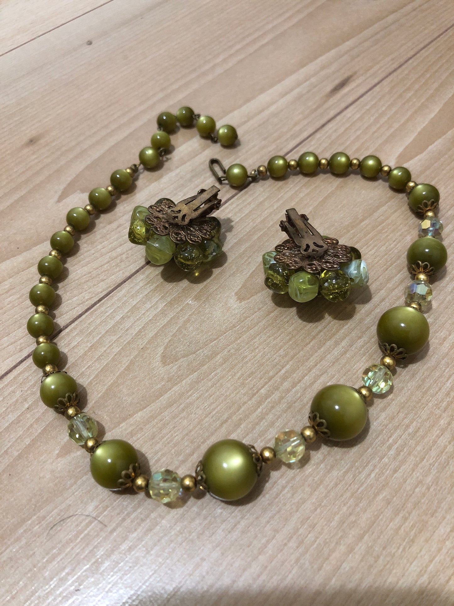 #23 Ensemble vintage vert – collier perles & boucles d’oreilles