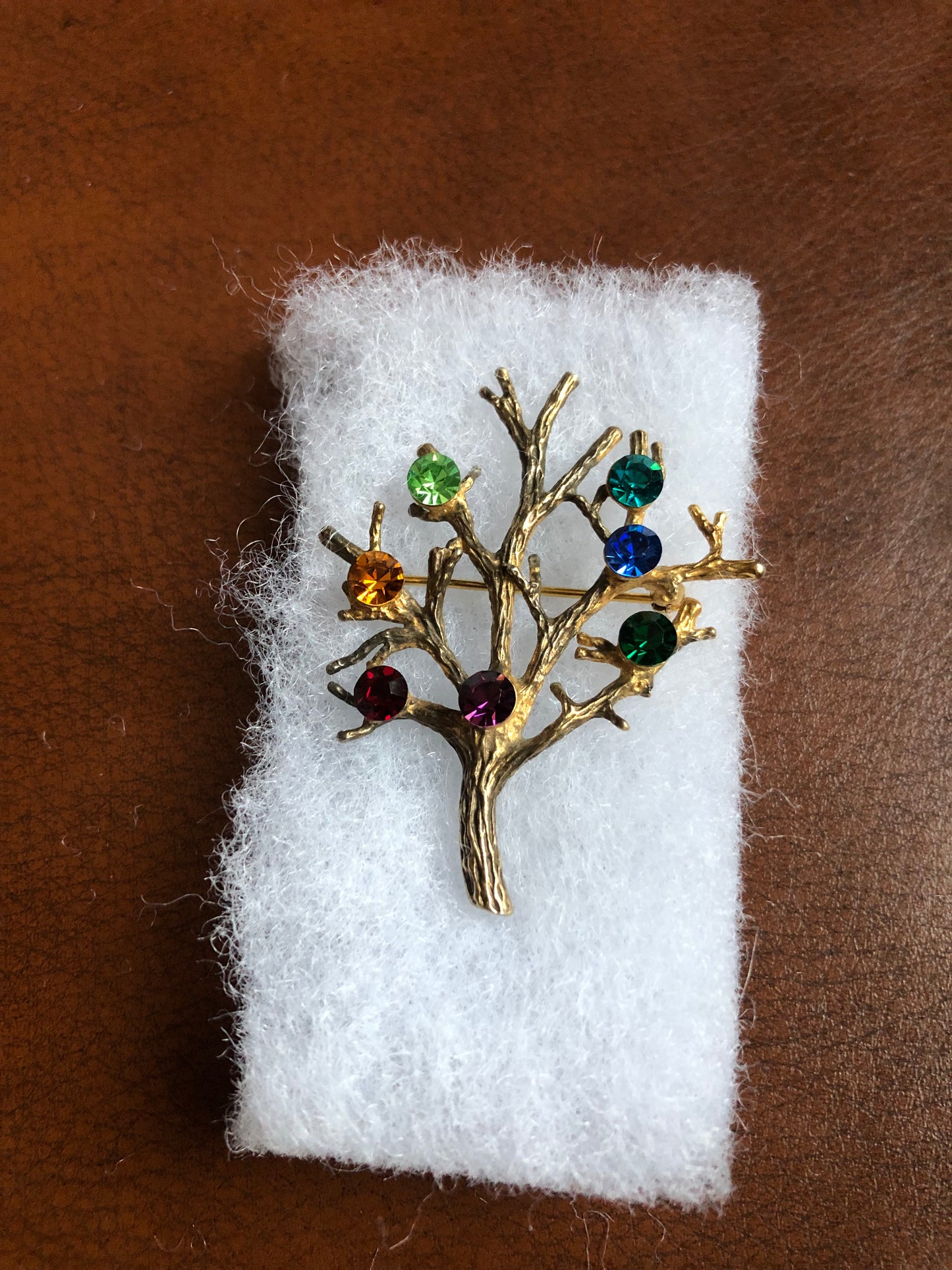 # 88 Broche vintage "Arbre de vie" en laiton doré avec pierres multicolores