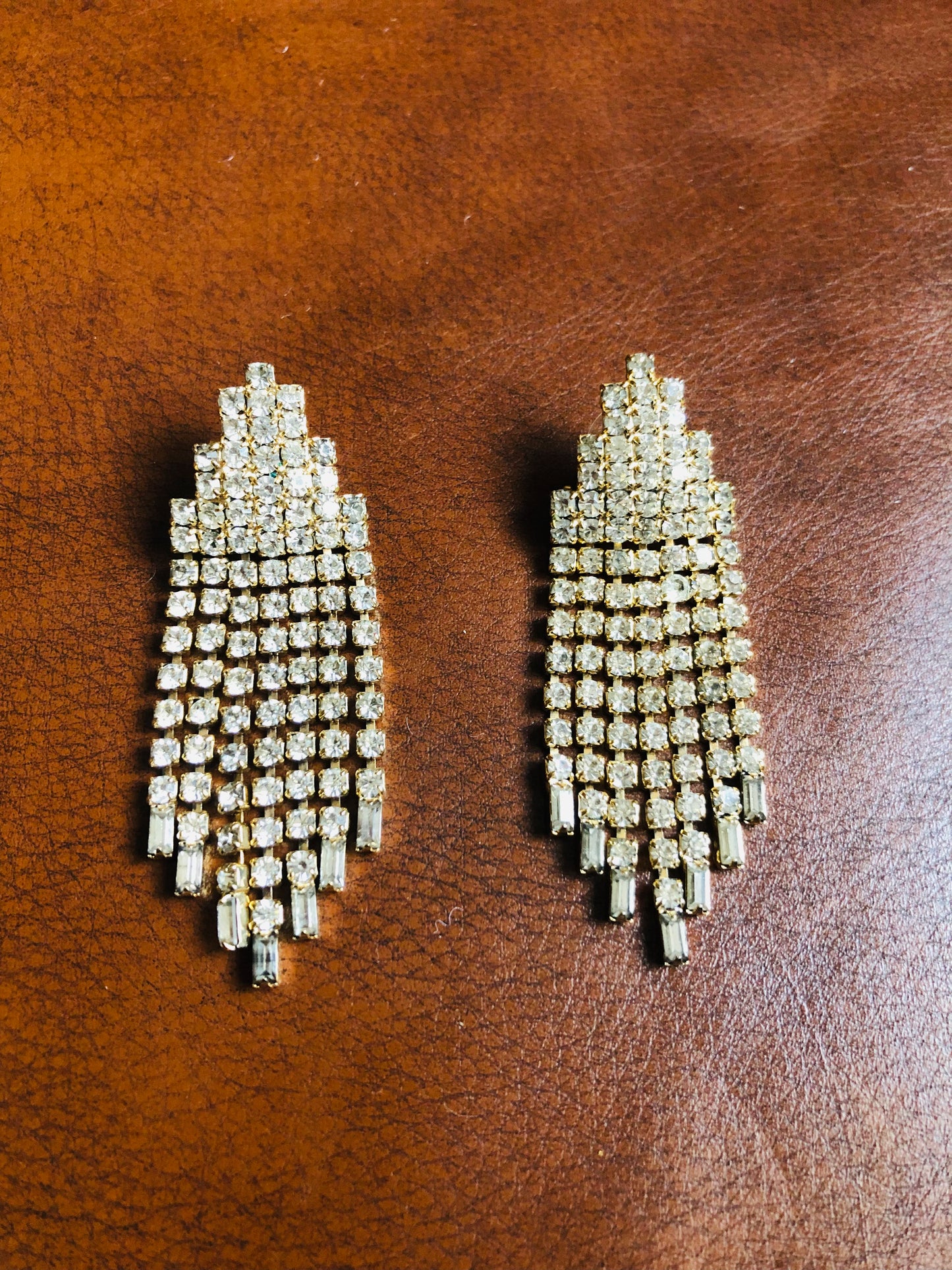 Boucles d’oreilles pendantes dorées à strass – style cascade glamour