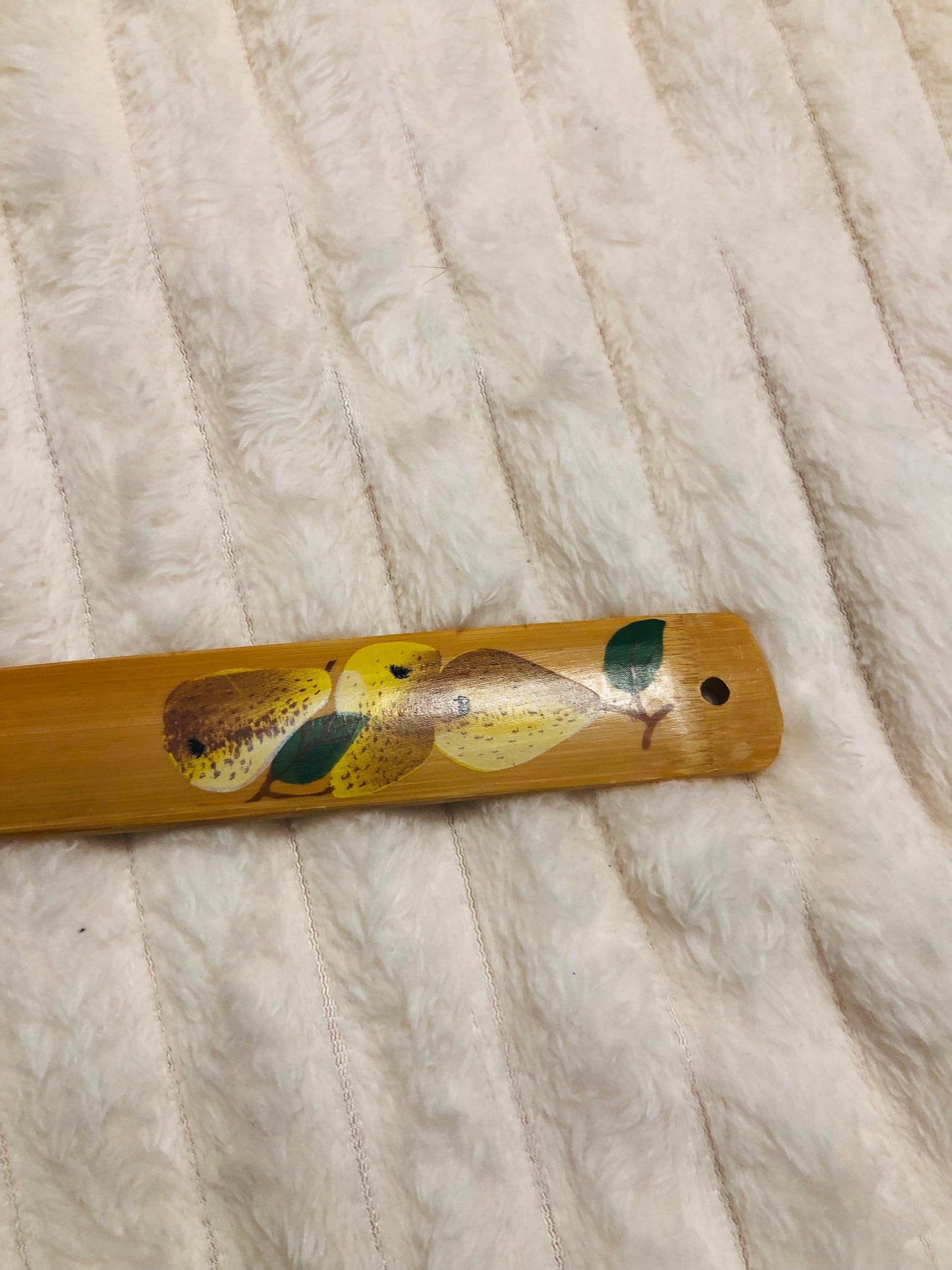 Grattoir à dos en bois décor poires – style artisanal