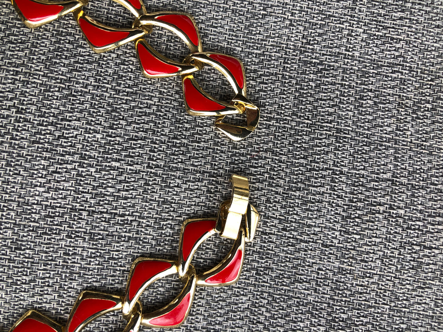 # 6 Ensemble vintage rouge émaillé – collier, bracelet et boucles d’oreilles