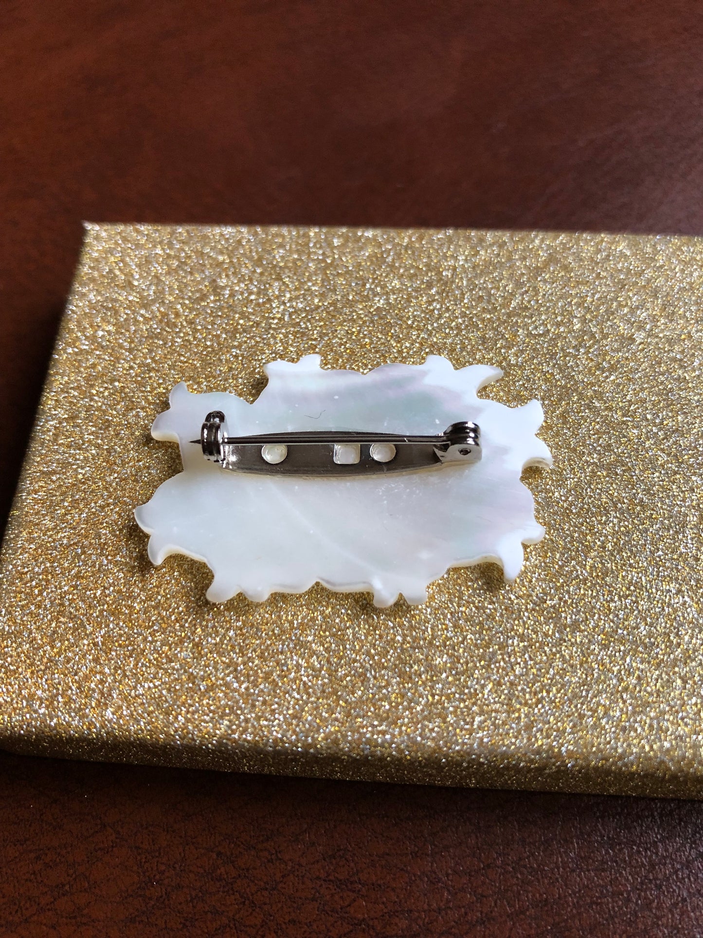 # 78 Broche vintage sculptée – rose blanche en nacre