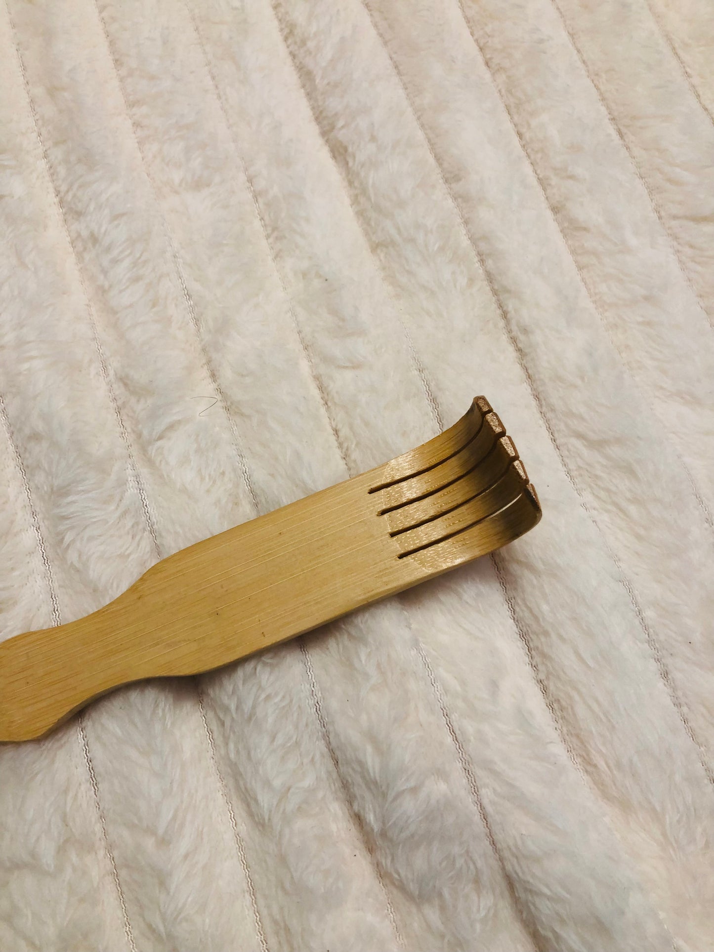 Grattoir à dos en bois décor poires – style artisanal