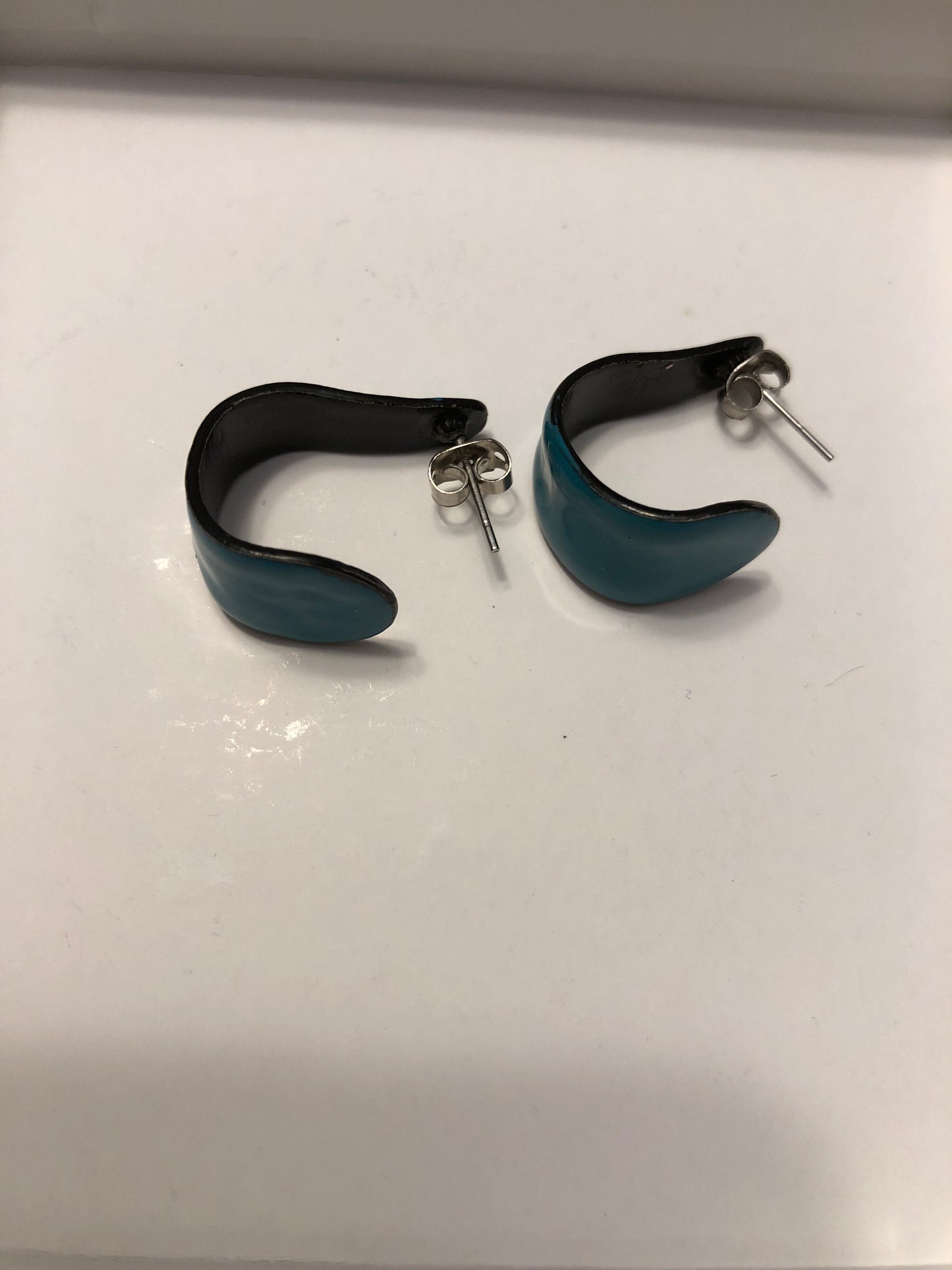 Boucles d’oreilles demi-créoles vintage résine turquoise