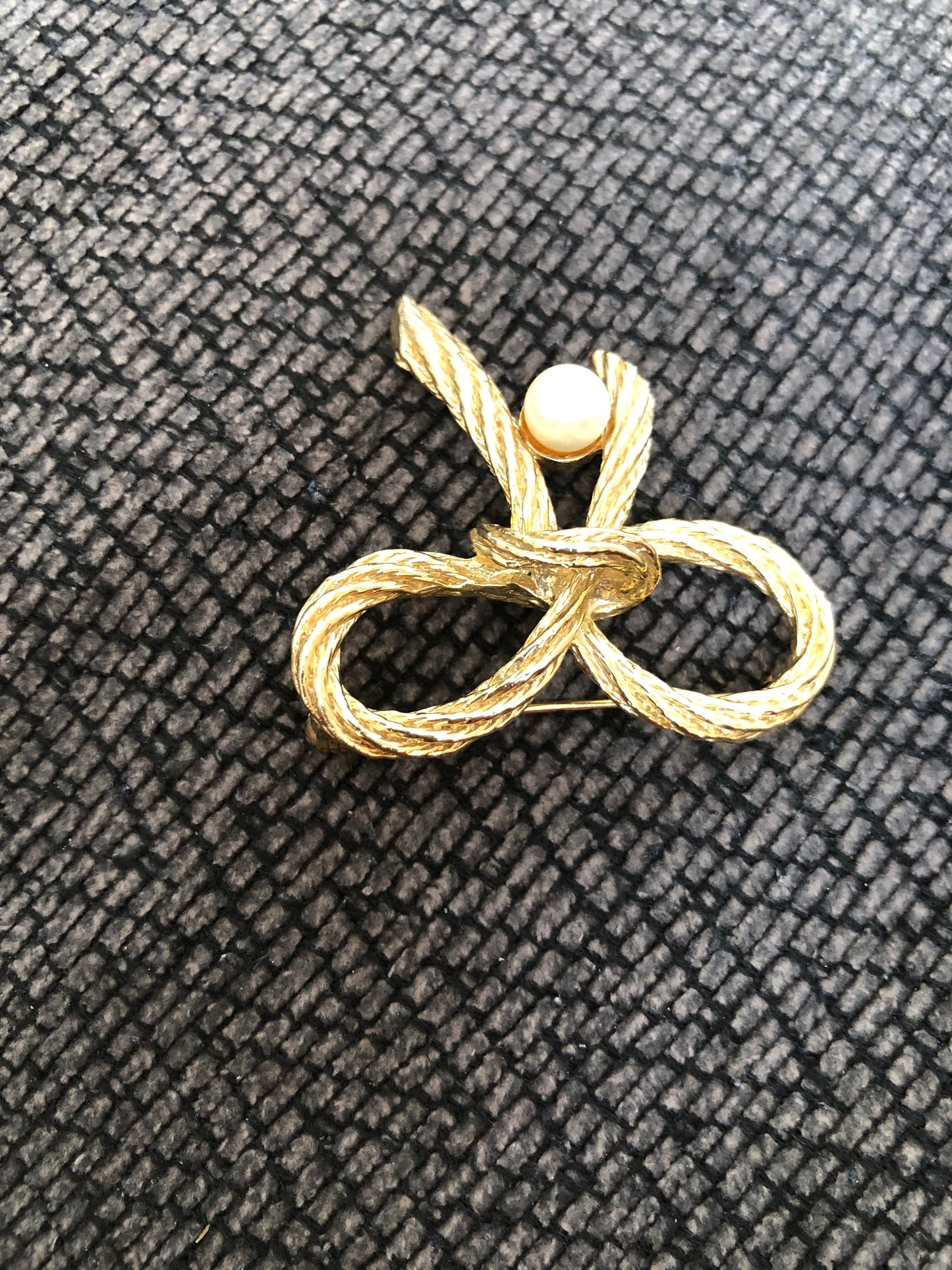Broche vintage nœud doré avec perle imitation