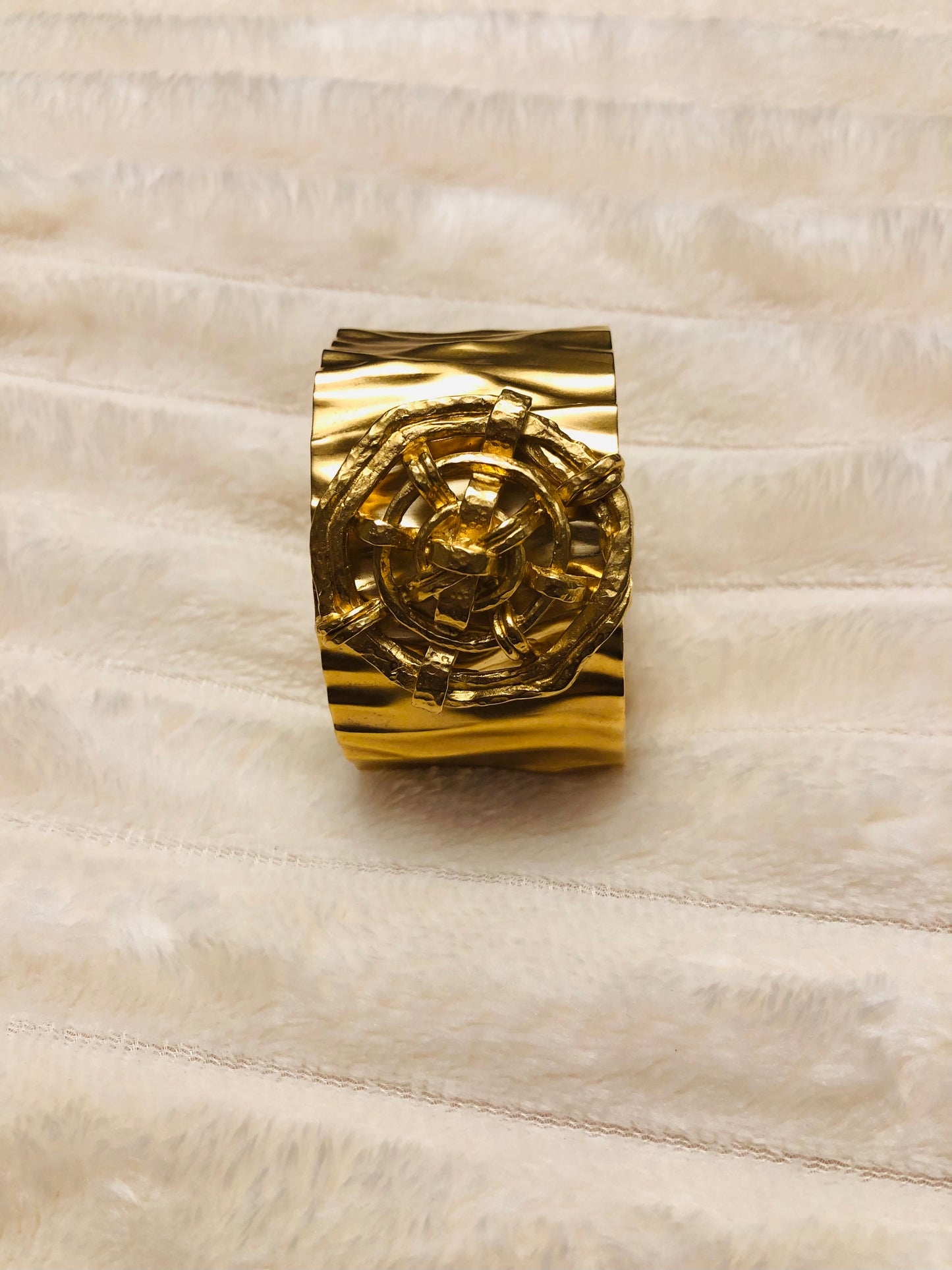 Item 64
Bracelet manchette doré sculptural large
