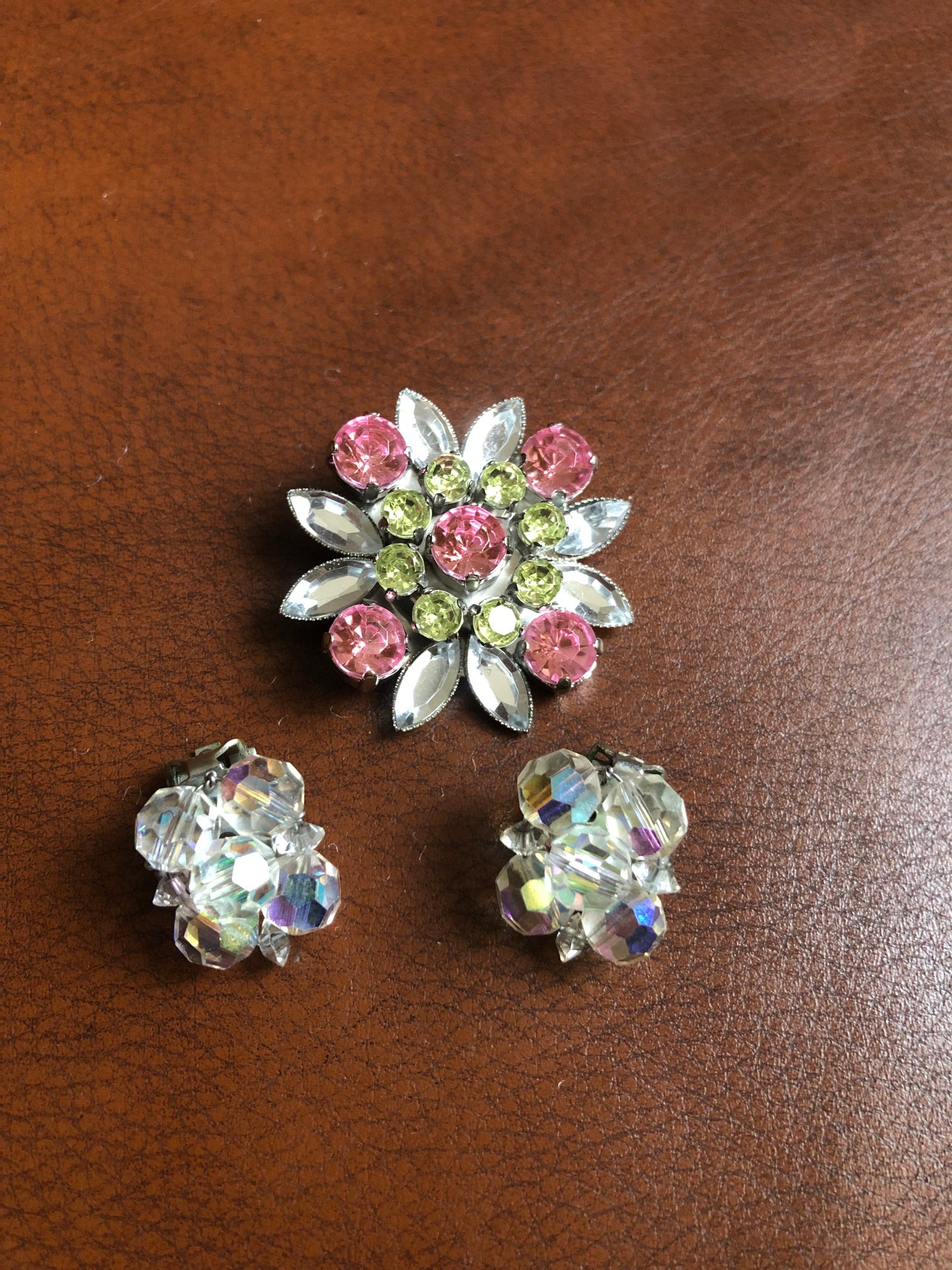 # 82 Ensemble vintage broche fleur rose et boucles clips en cristal aurora borealis