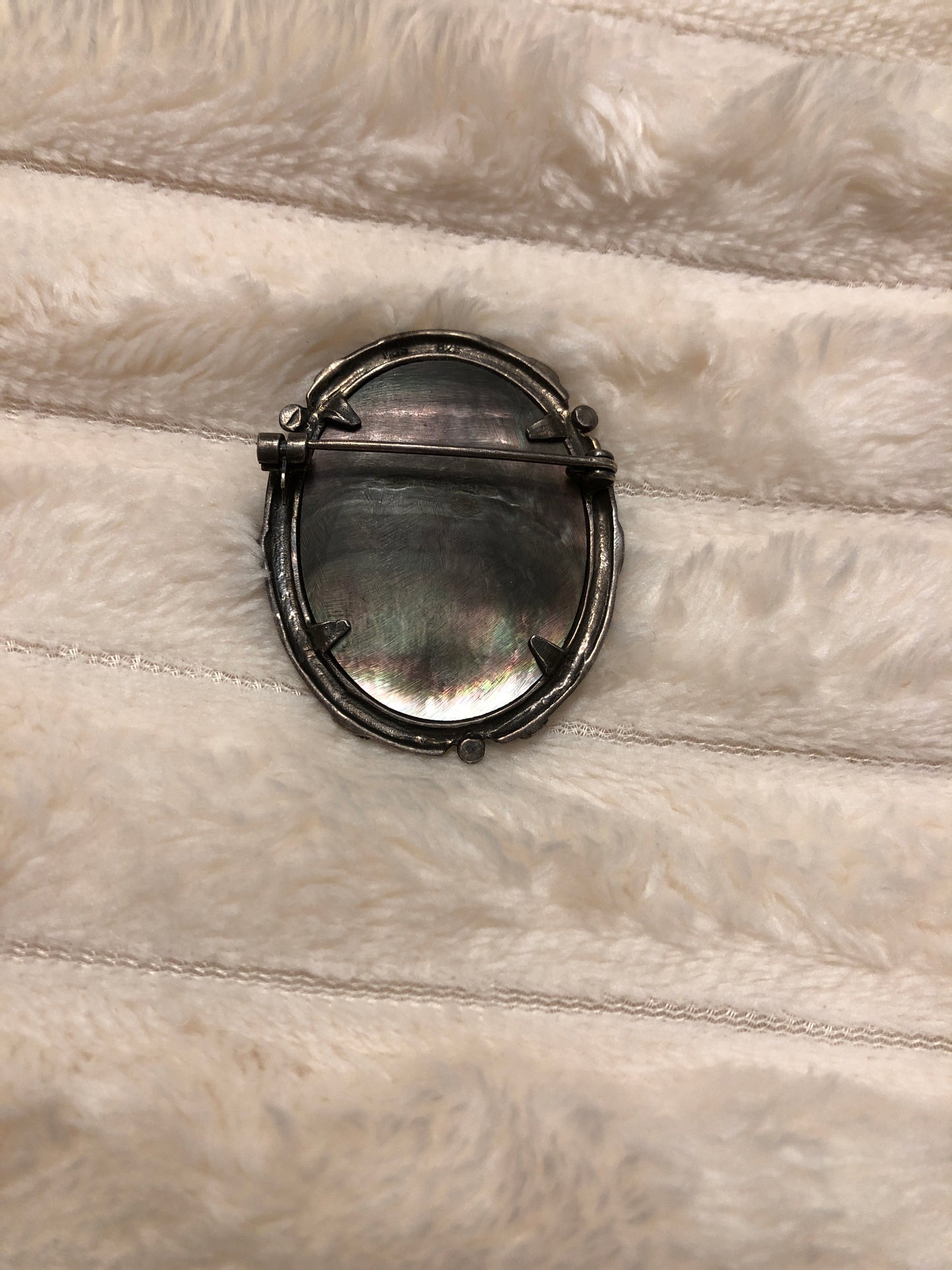 Broche camée vintage en nacre et métal argenté