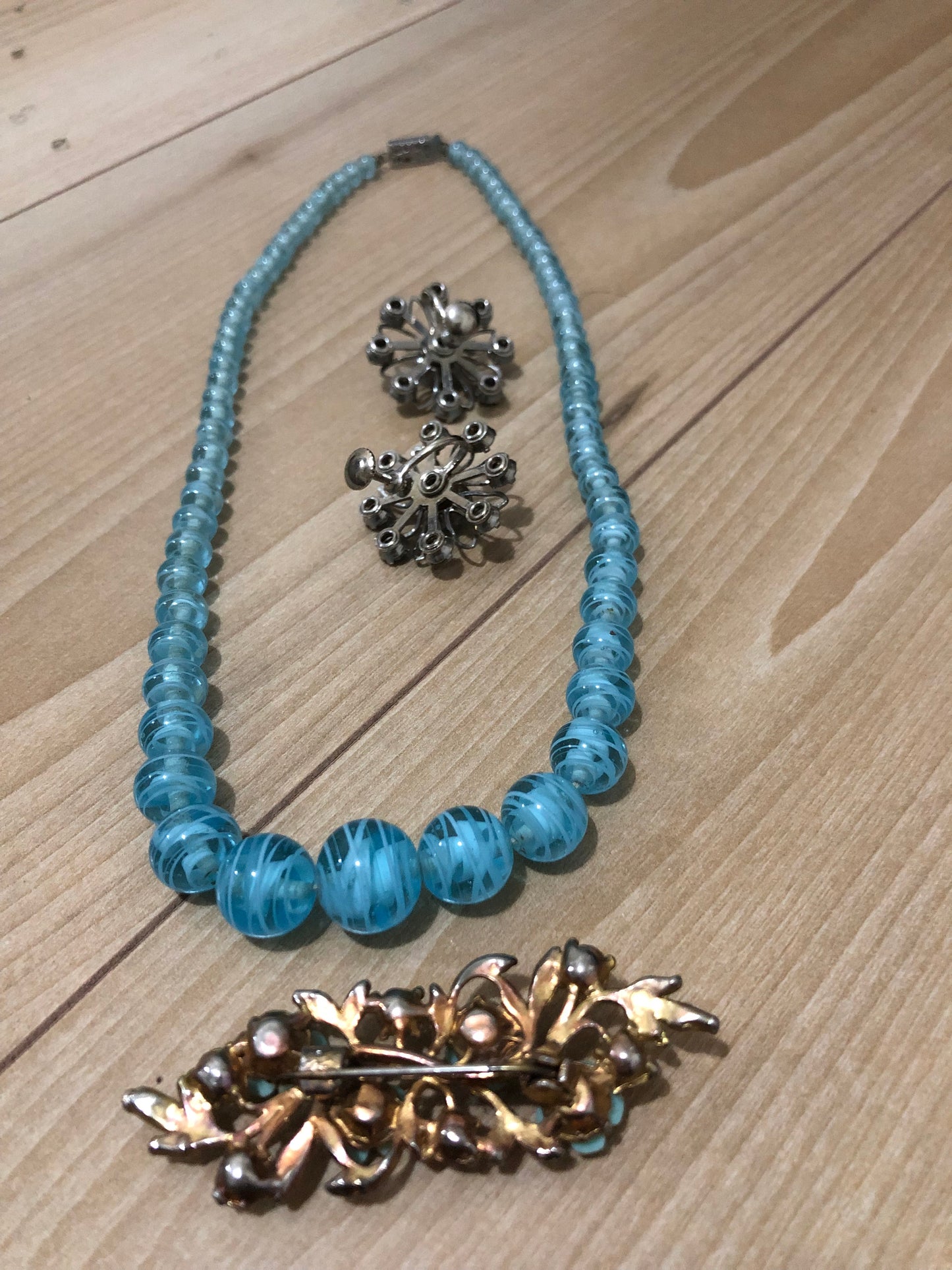 # 18 Ensemble vintage bleu turquoise – collier, boucles et broche florale