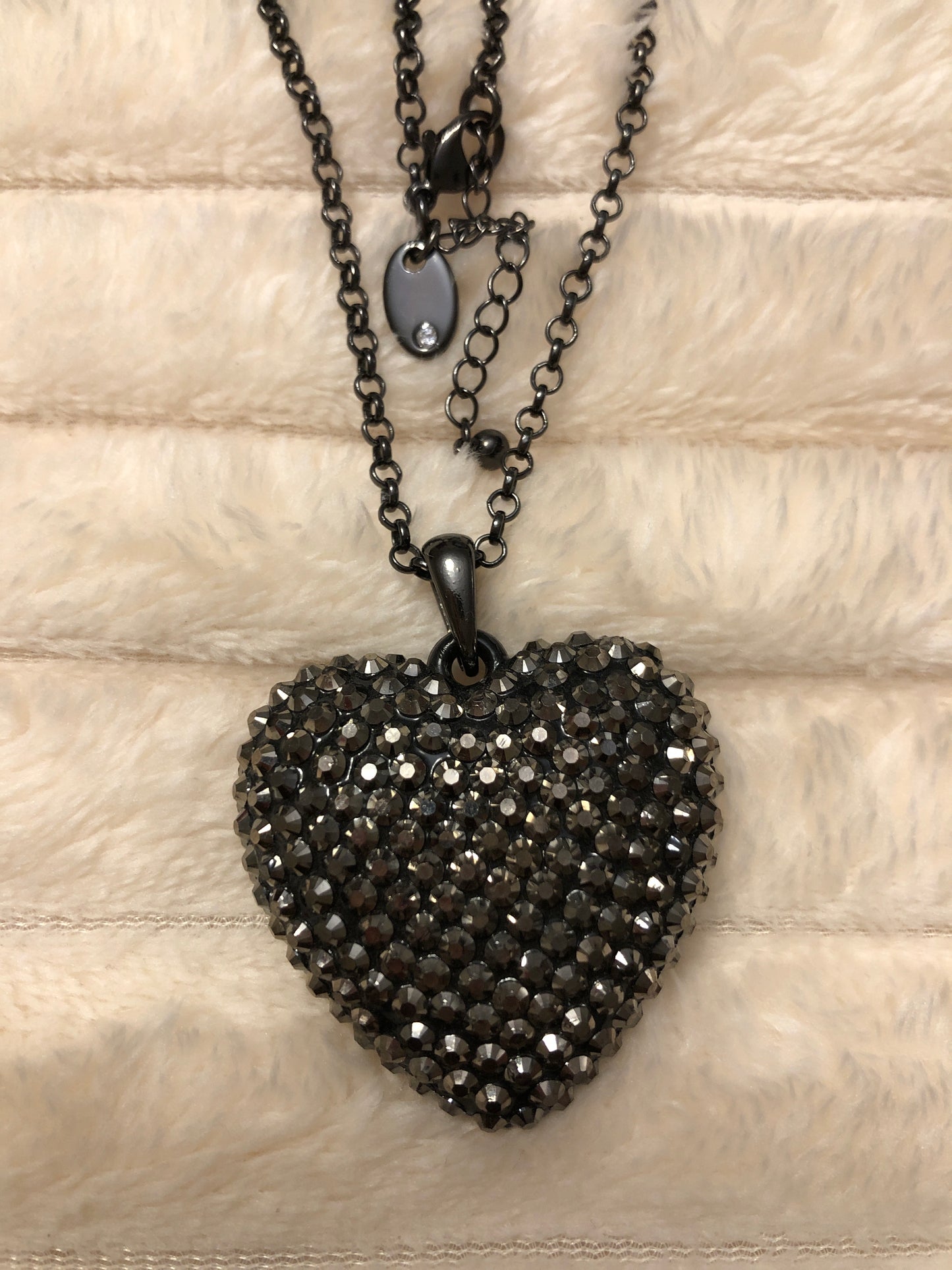 # 70
Parure vintage collier cœur strass noirs et boucles assorties