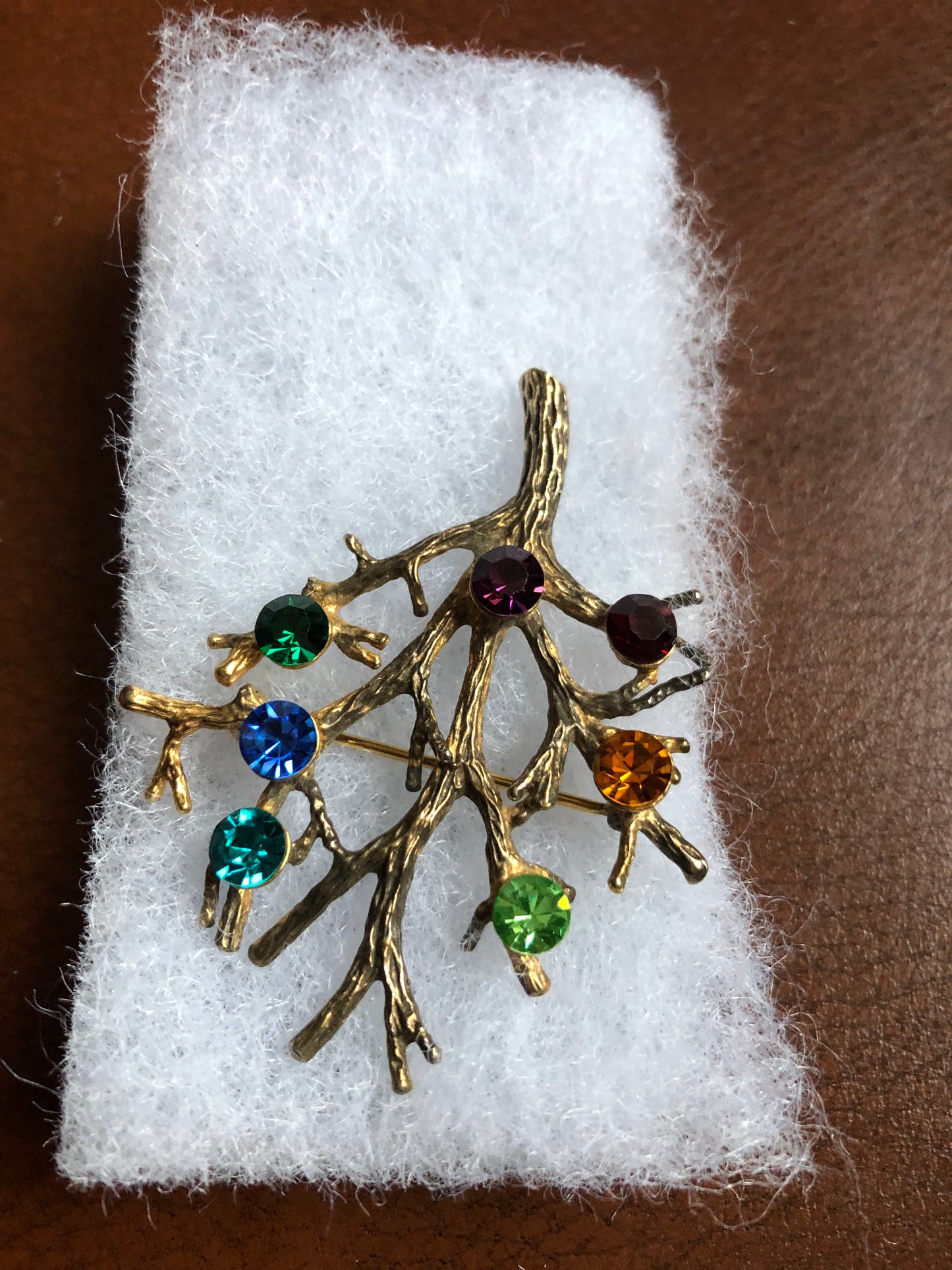 # 88 Broche vintage "Arbre de vie" en laiton doré avec pierres multicolores